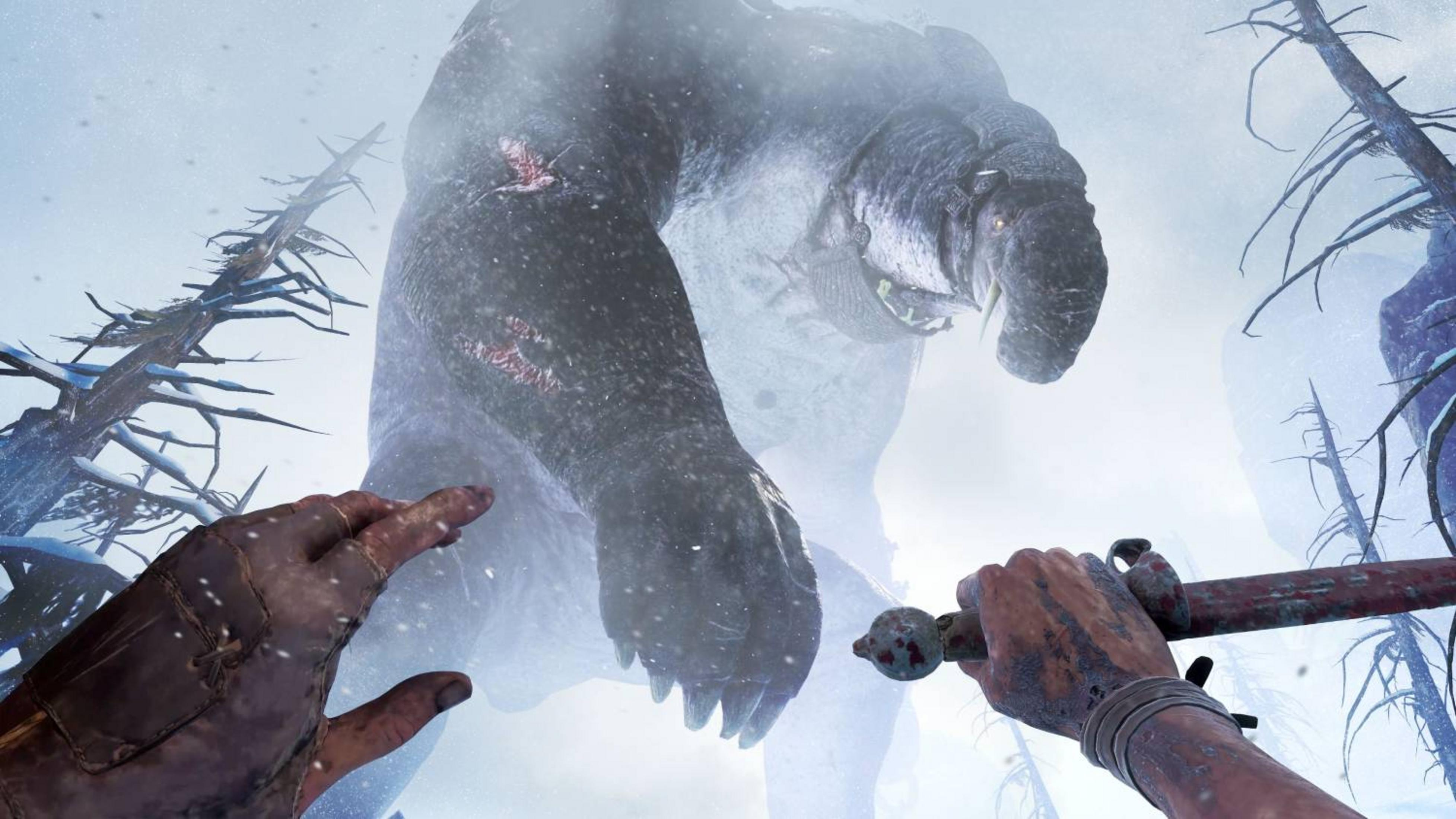 Criatura gigante con cicatrices en la nieve, manos con armas delante.