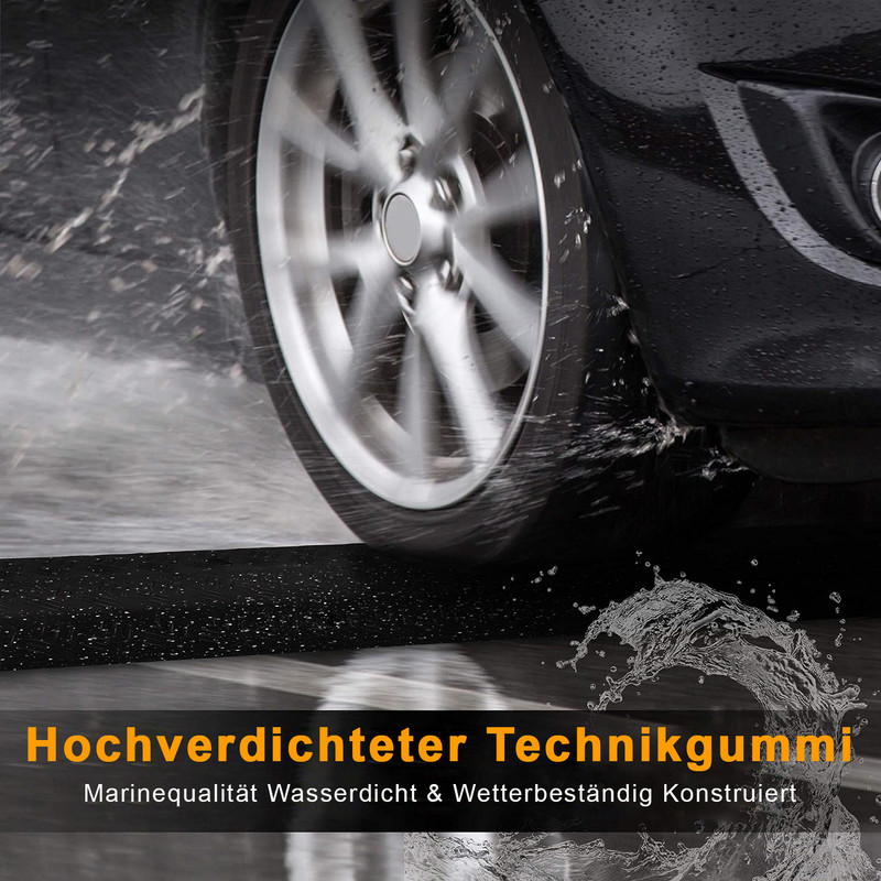 Ein Auto fährt durch Wasser. Das Rad spritzt Wasser auf eine schwarze Gummiplatte.