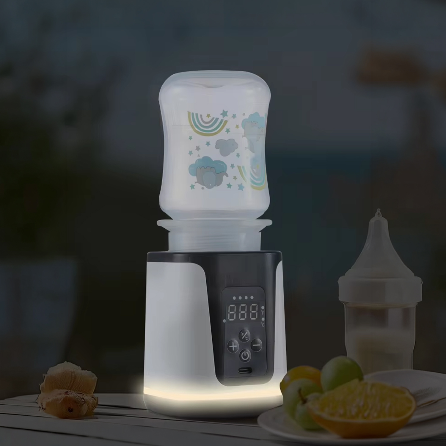 Ein Flaschenwärmer mit Babyflasche, Obst und Brot auf einem Tisch.