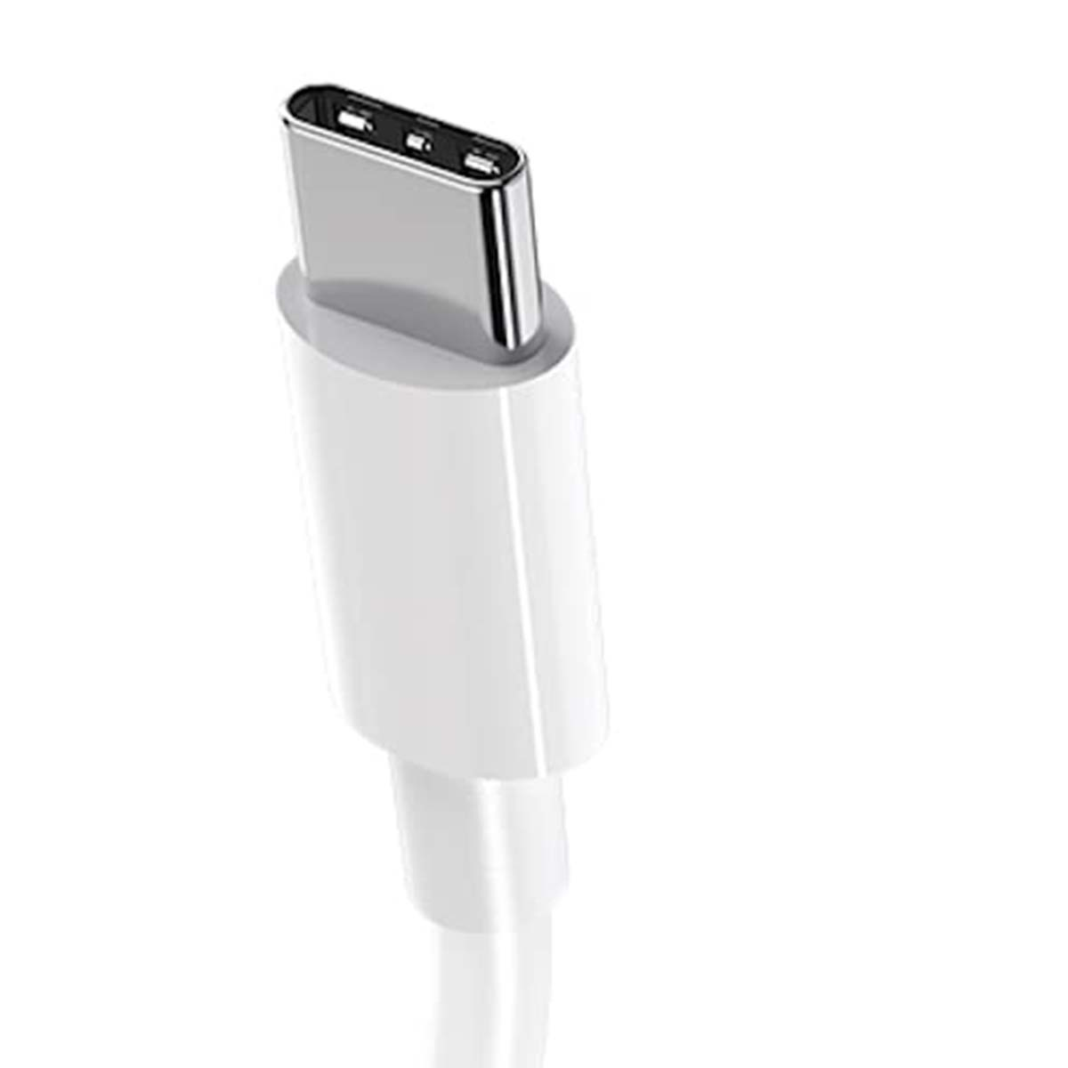 Ein weißer USB-C-Stecker mit silberner Metallspitze, Nahaufnahme.