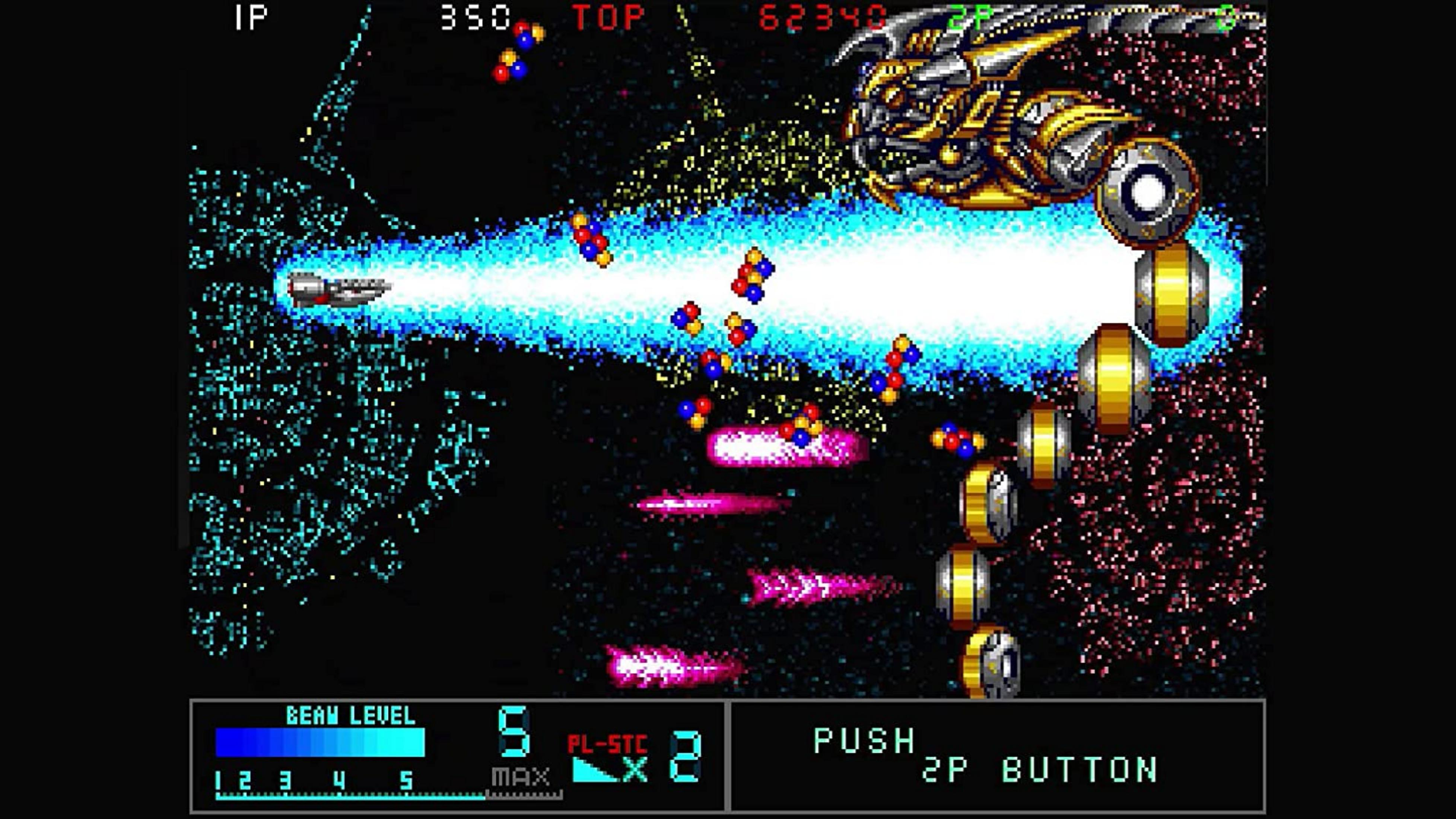 Un'astronave spara un raggio blu contro un grande nemico dorato. Pixel art.