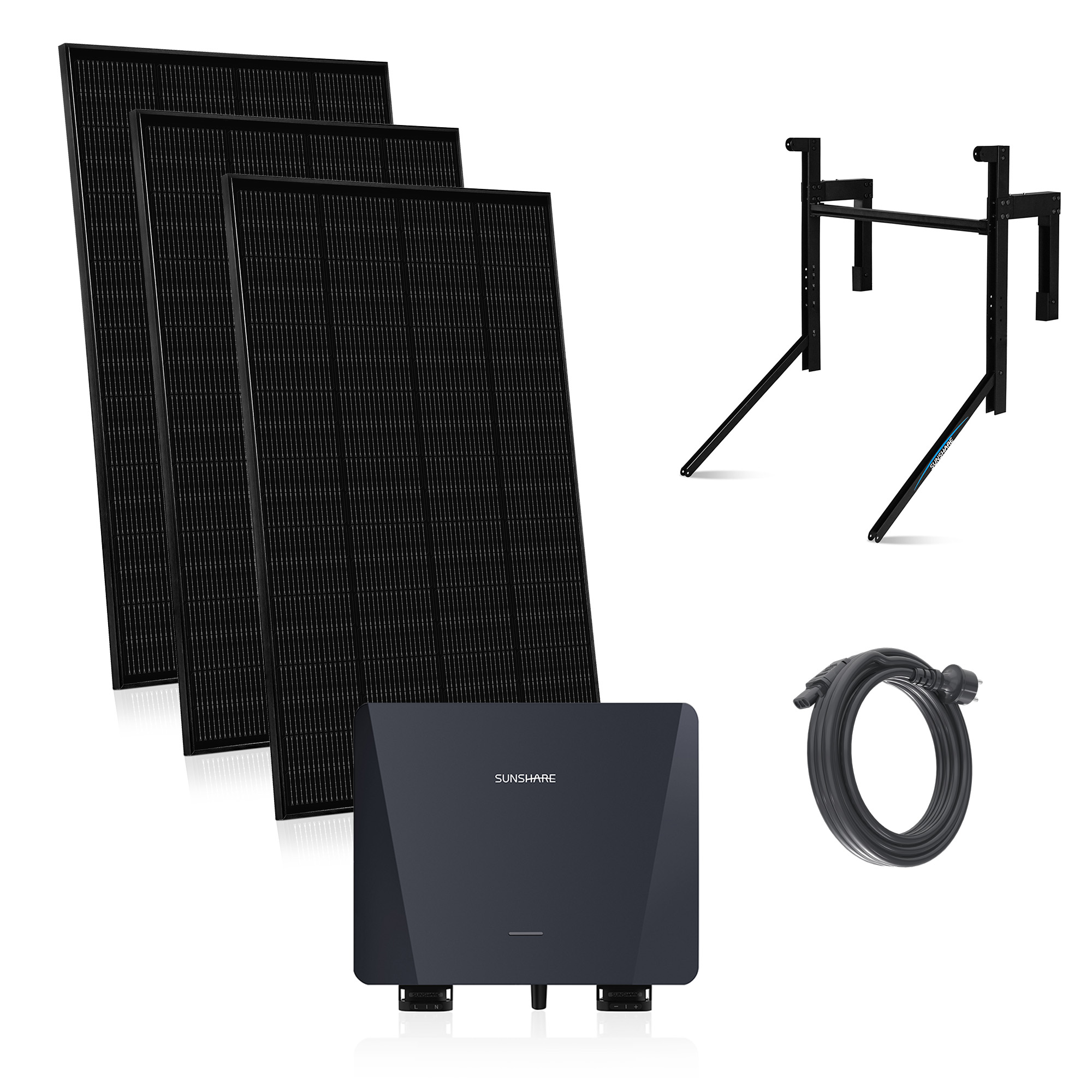 Vier schwarze Solarmodule, ein dunkler Wechselrichter und Montagehalterungen.