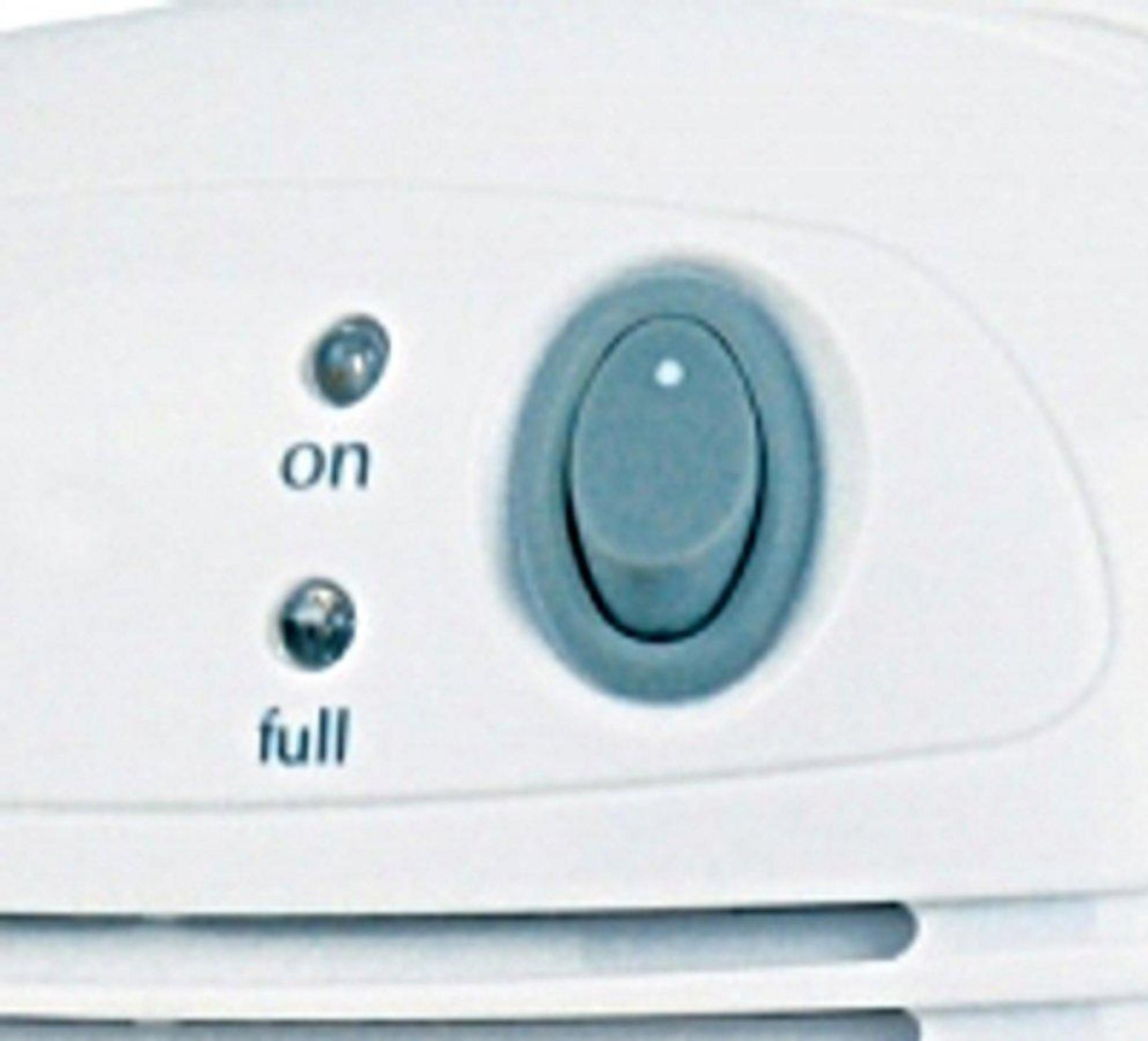 Un interruttore a bilanciere grigio con le etichette "on" e "full" accanto.