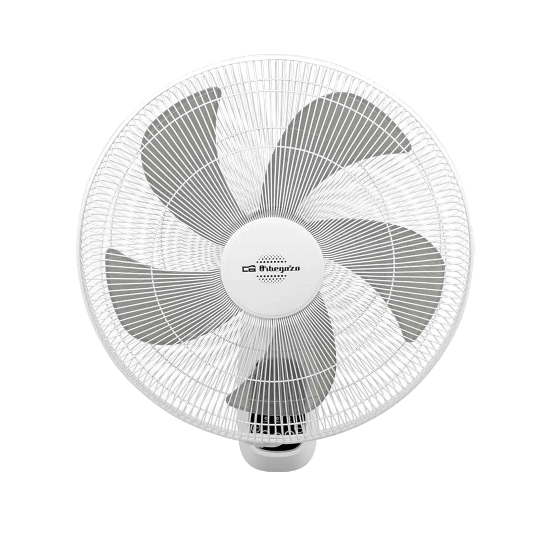 Un ventilatore da scrivania da parete bianco con pale argentate e logo al centro.