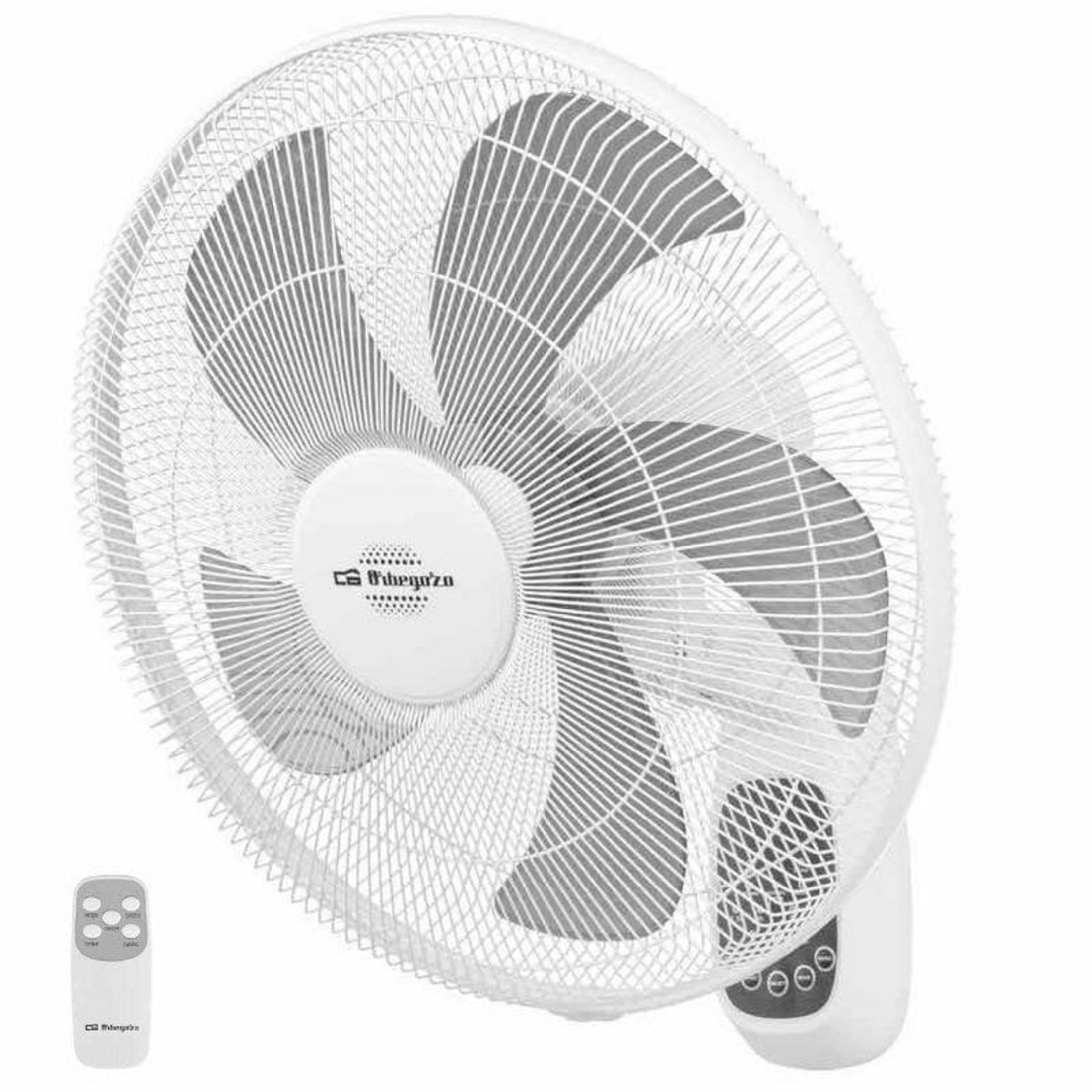 Un ventilatore da parete bianco con telecomando.