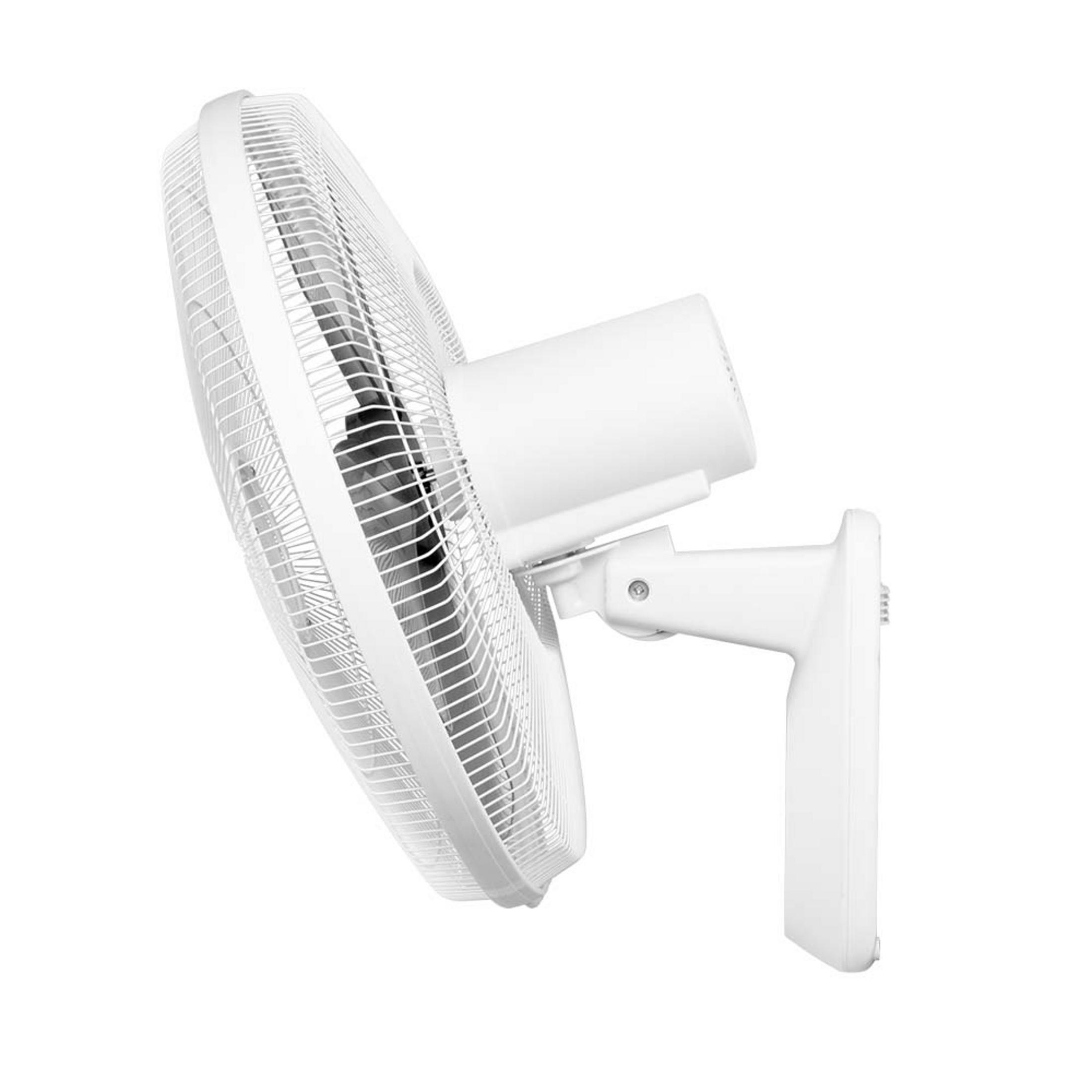 Un ventilatore da parete bianco con griglia e braccio regolabile.
