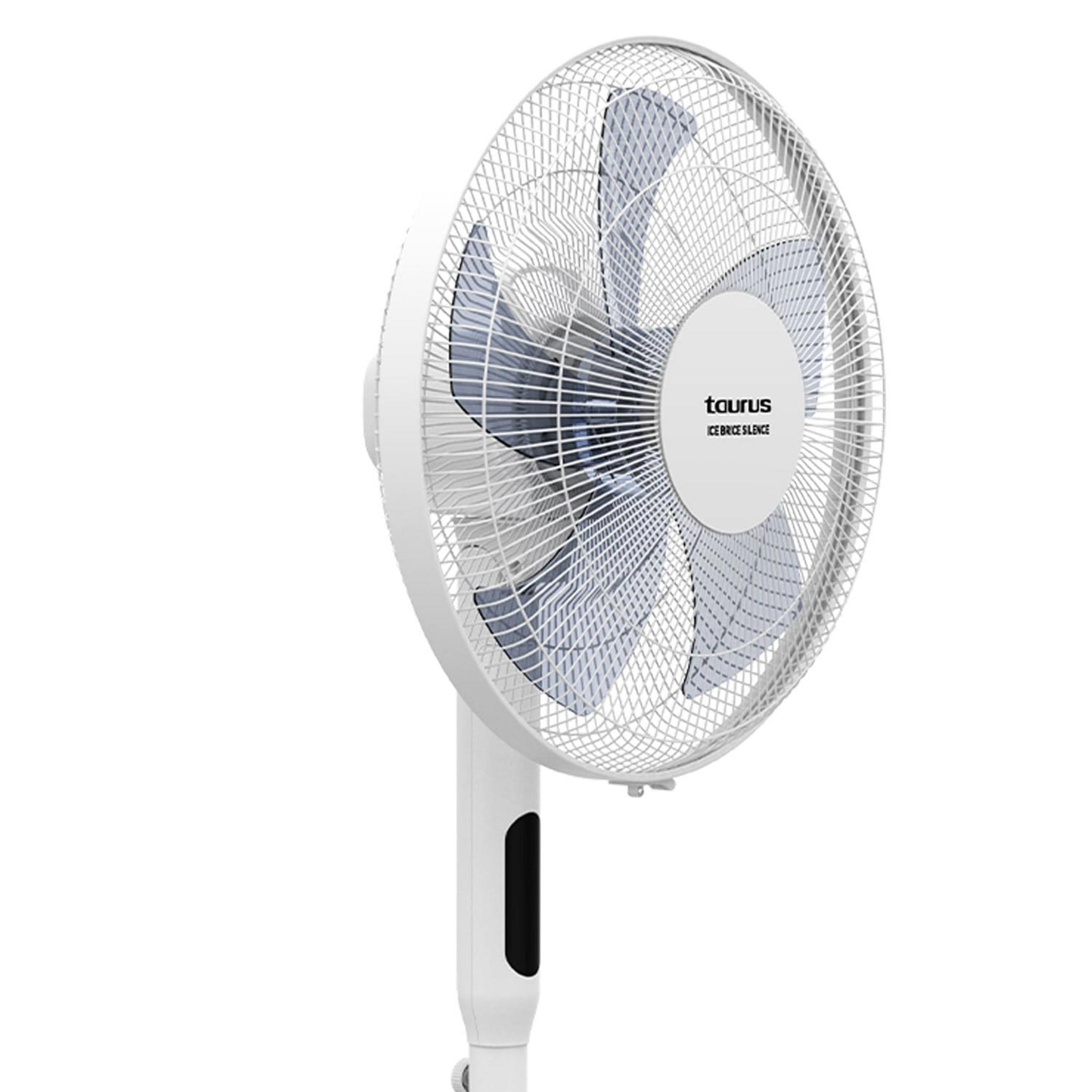 Un ventilador de pie blanco con aspas azules y el logo de Taurus.
