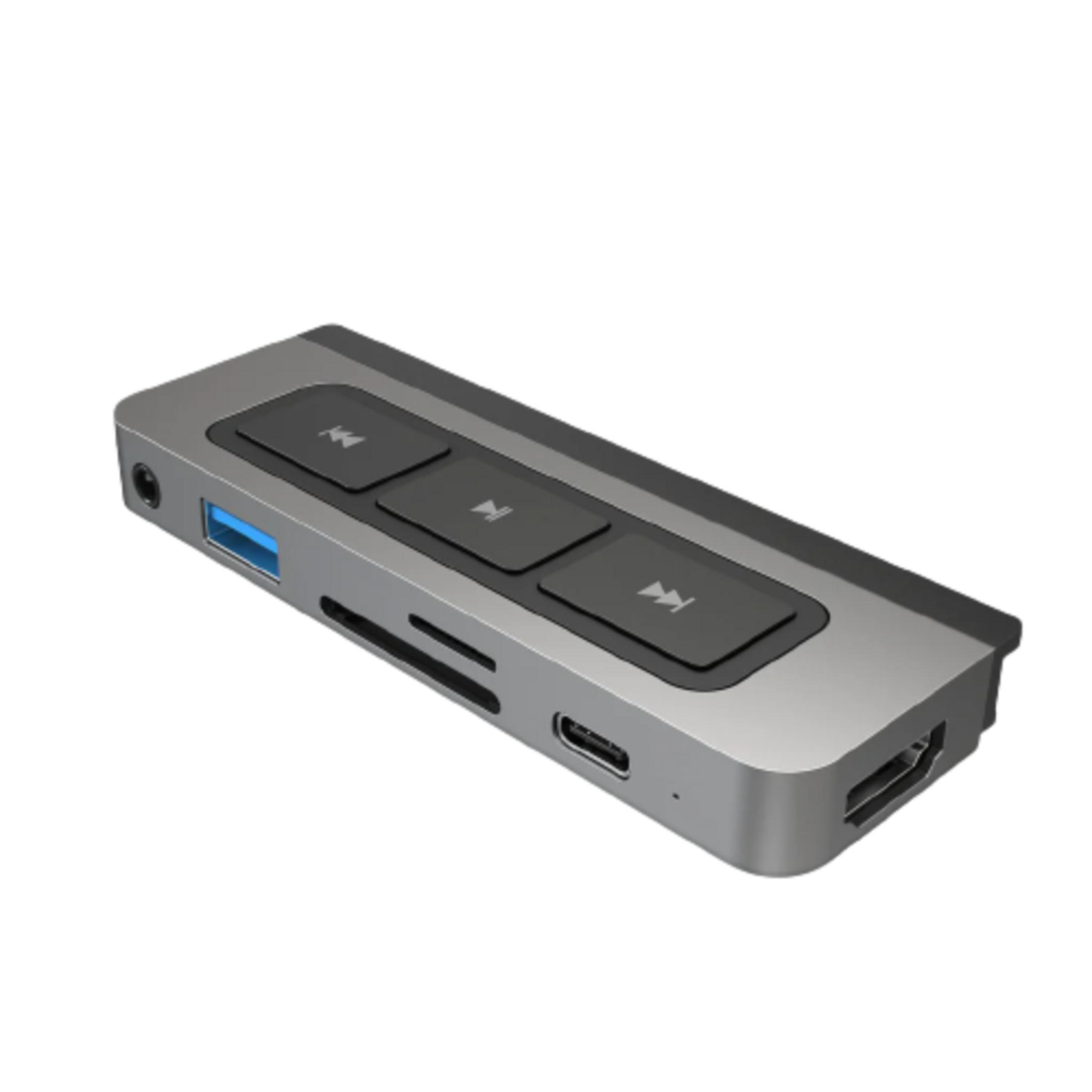 Un hub USB-C grigio con pulsanti e porte.