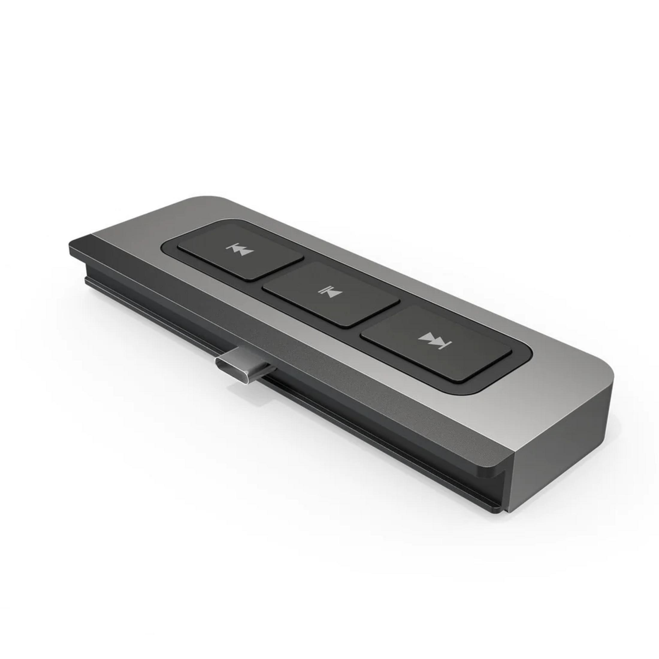 Un adattatore USB-C grigio con tre pulsanti: indietro, riproduci/pausa e avanti.