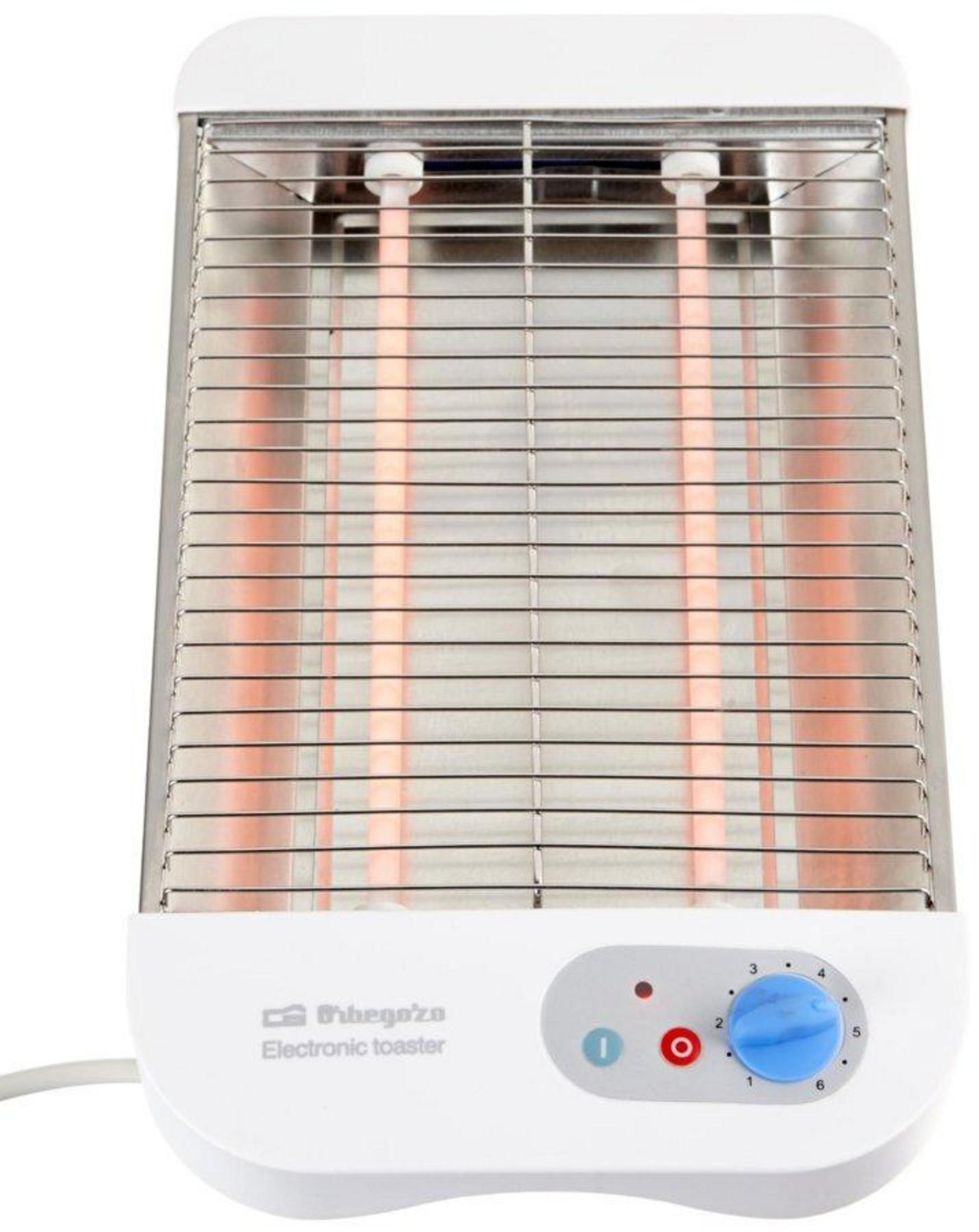 Un tostapane elettronico bianco con elementi riscaldanti incandescenti e quadrante.