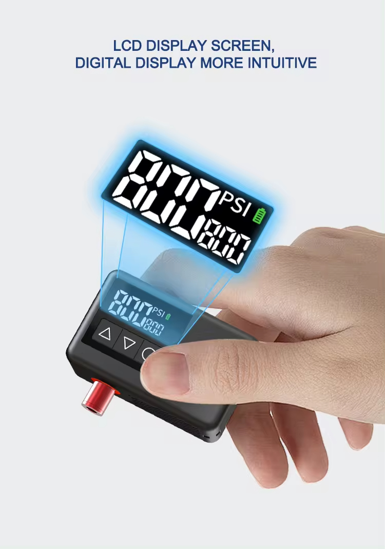 Een hand houdt een digitale bandenspanningsmeter vast met een gloeiend display.