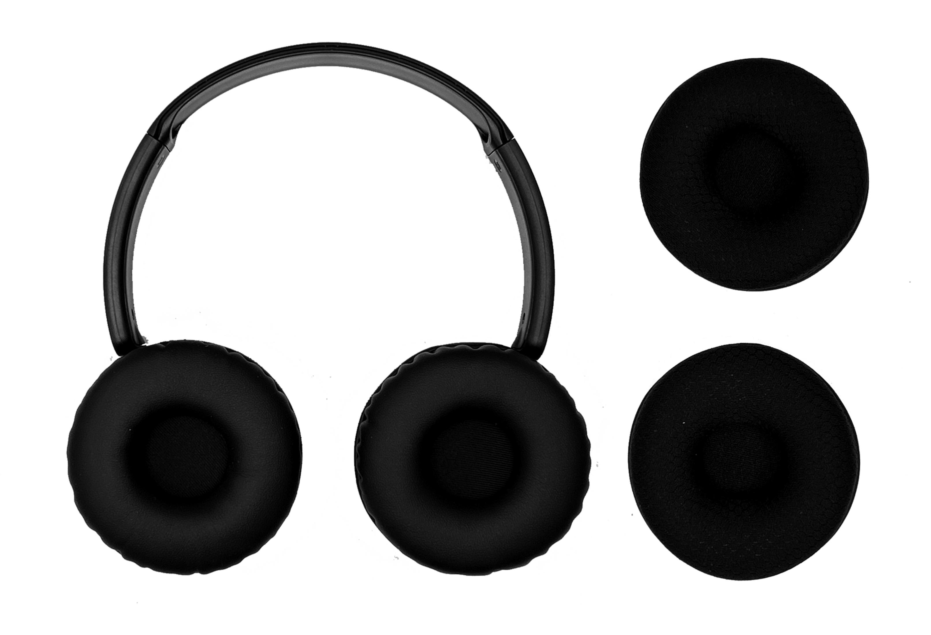 Cuffie nere con due cuscinetti auricolari accanto su sfondo bianco.