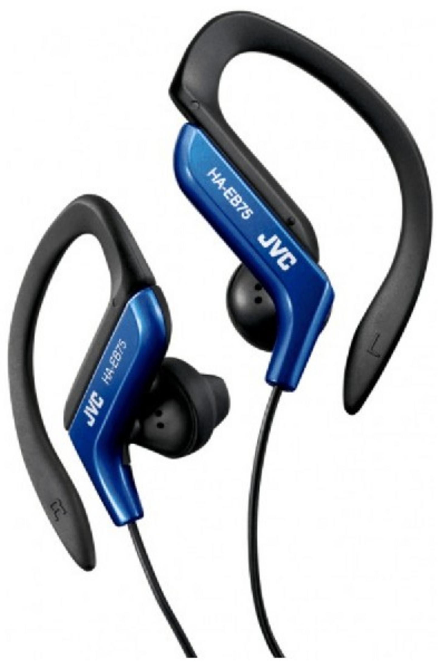 Due auricolari JVC blu e neri con ganci per l'orecchio su sfondo bianco.