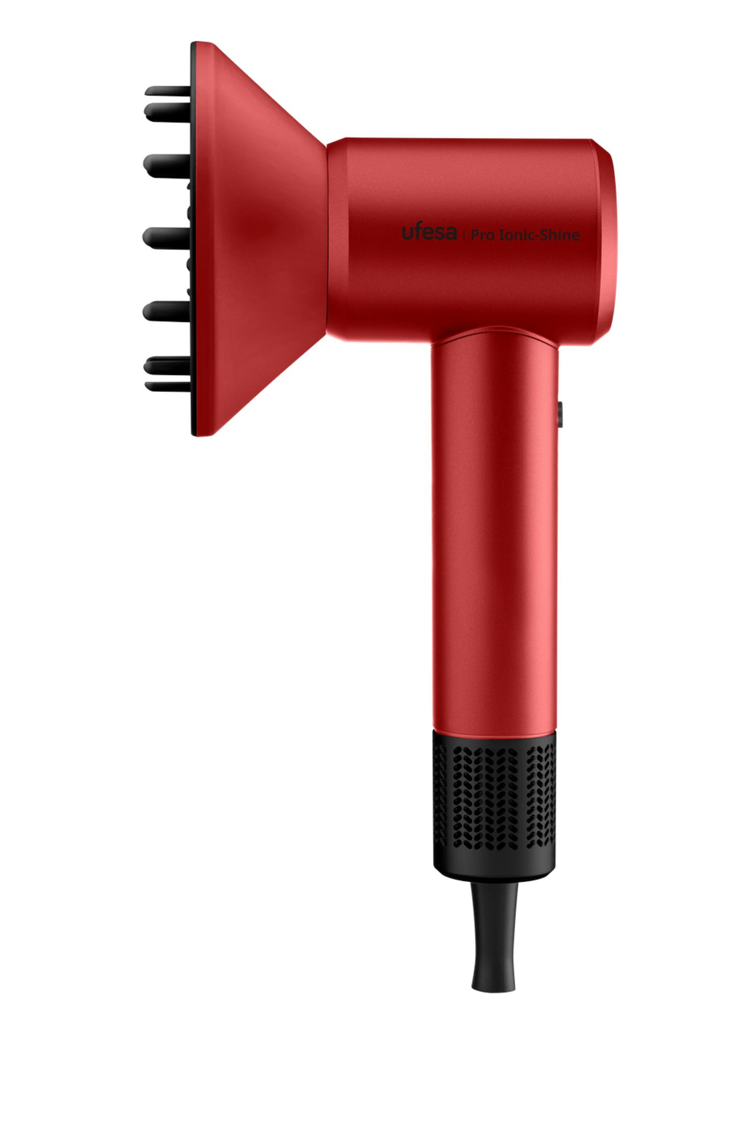 Secador de pelo rojo con accesorio difusor y mango negro.