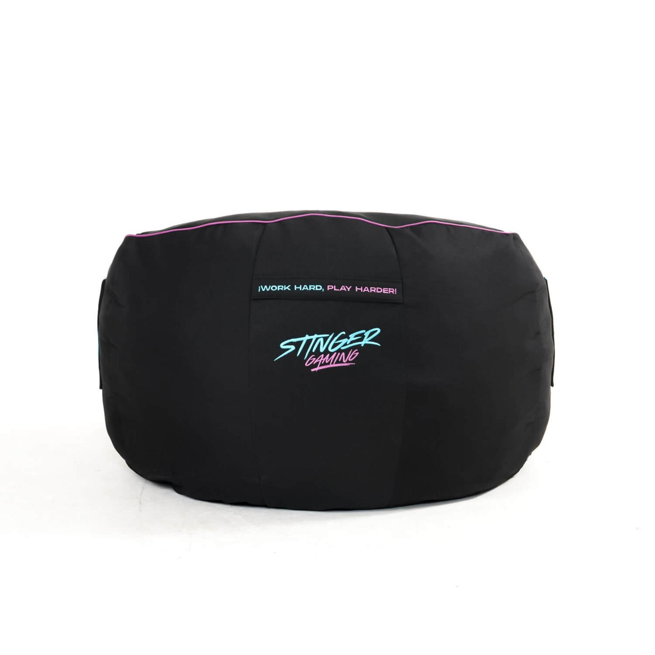 Un puf negro con ribetes rosas y el texto "STINGER GAMING".
