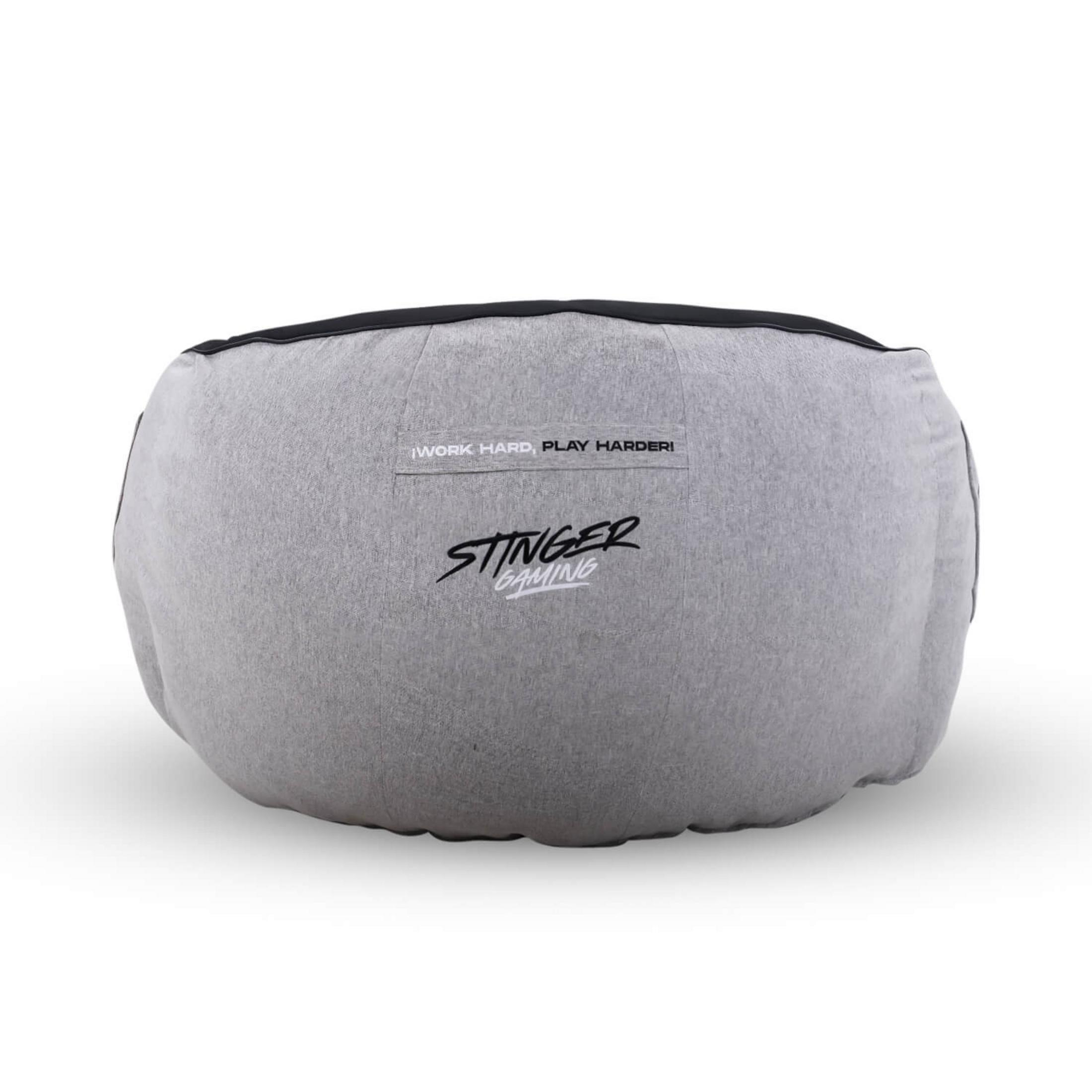 Un puf gris con borde negro y texto 'STINGER GAMING'.