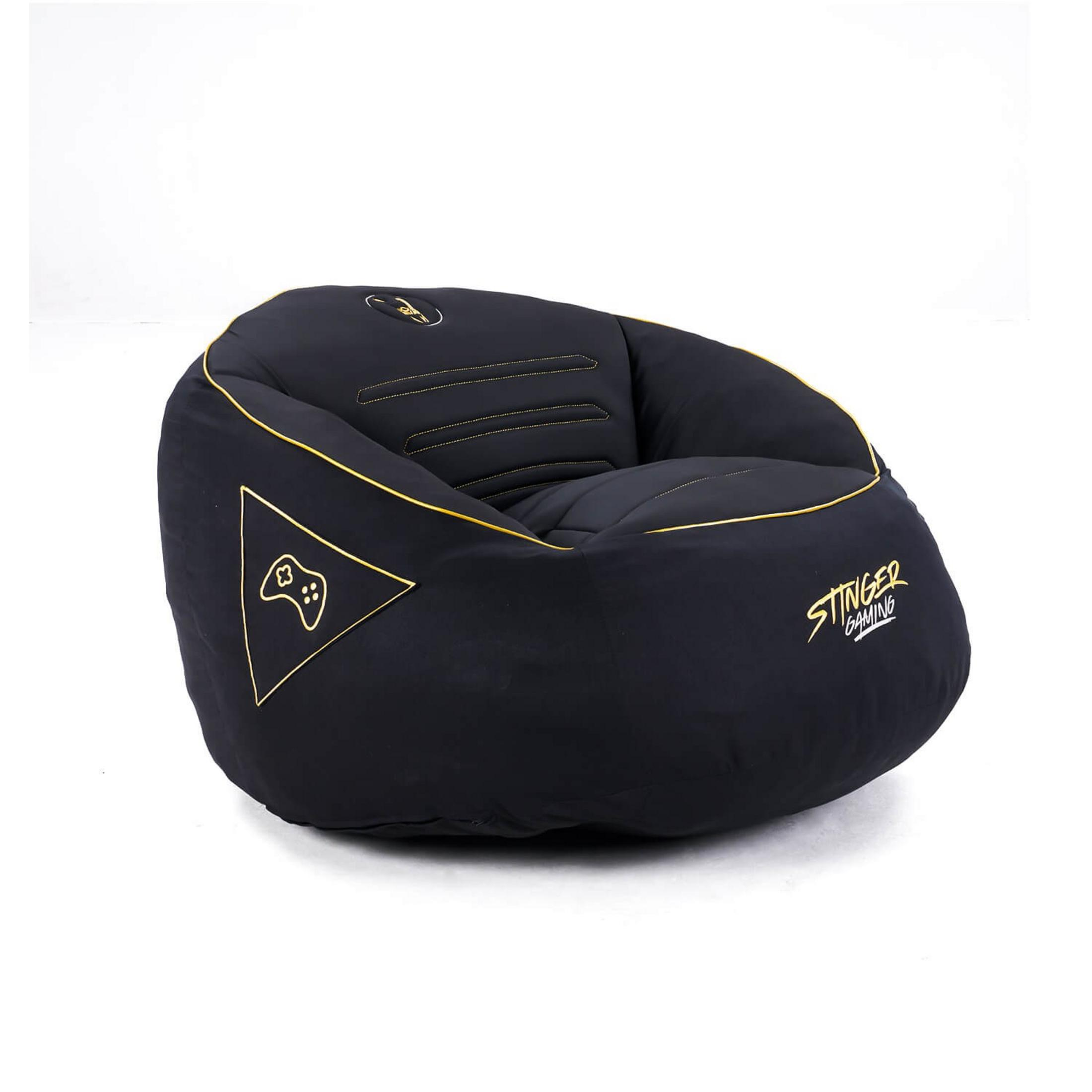 Sillón de suelo negro con ribete amarillo e icono de mando.