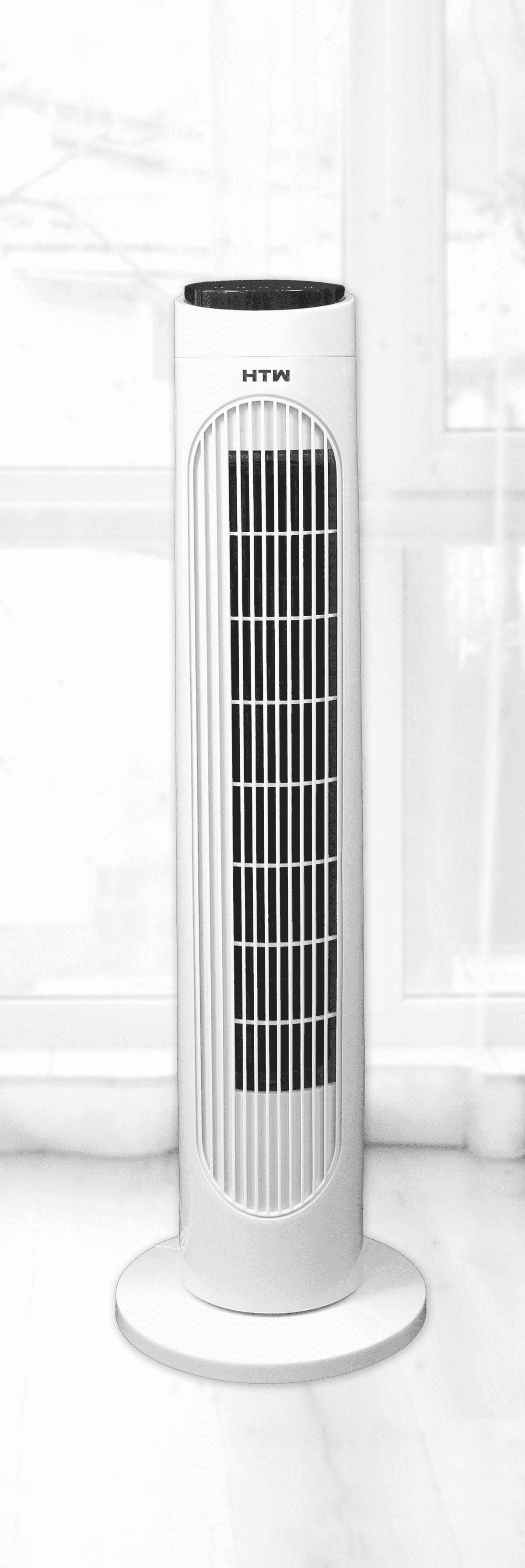 Un ventilador de torre blanco con rejilla negra se apoya en una base redonda.