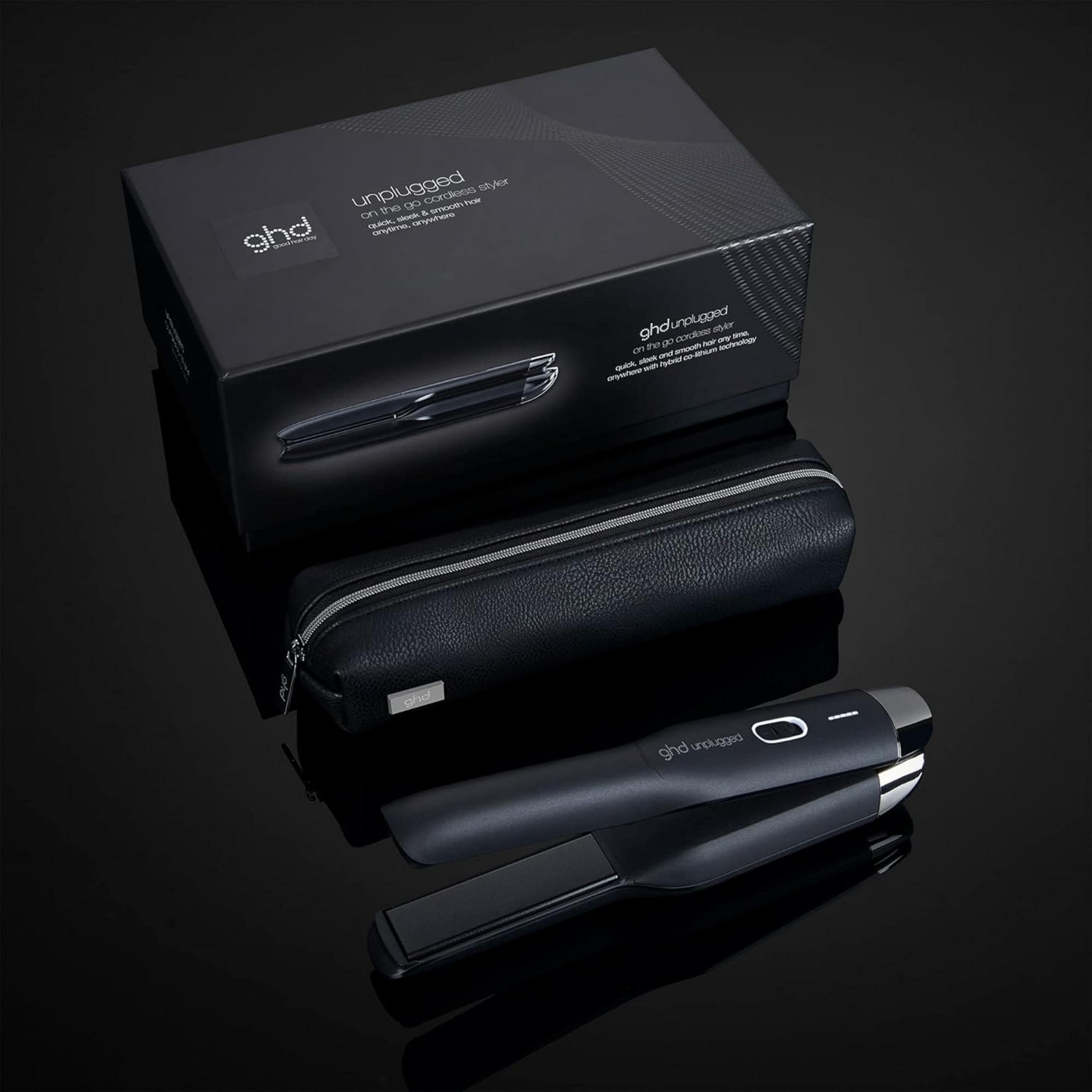 Ein schwarzer Karton mit dem GHD Unplugged Haarglätter, Reisetasche und Glätteisen.