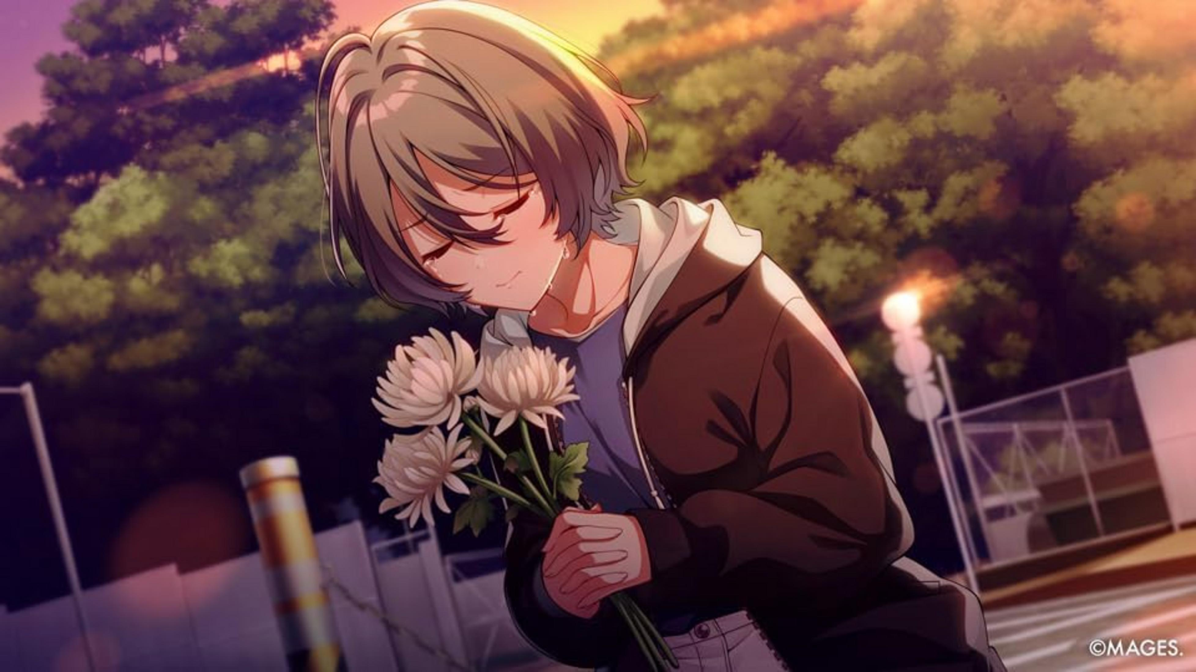 Una persona sostiene flores, a la luz del atardecer con árboles al fondo.