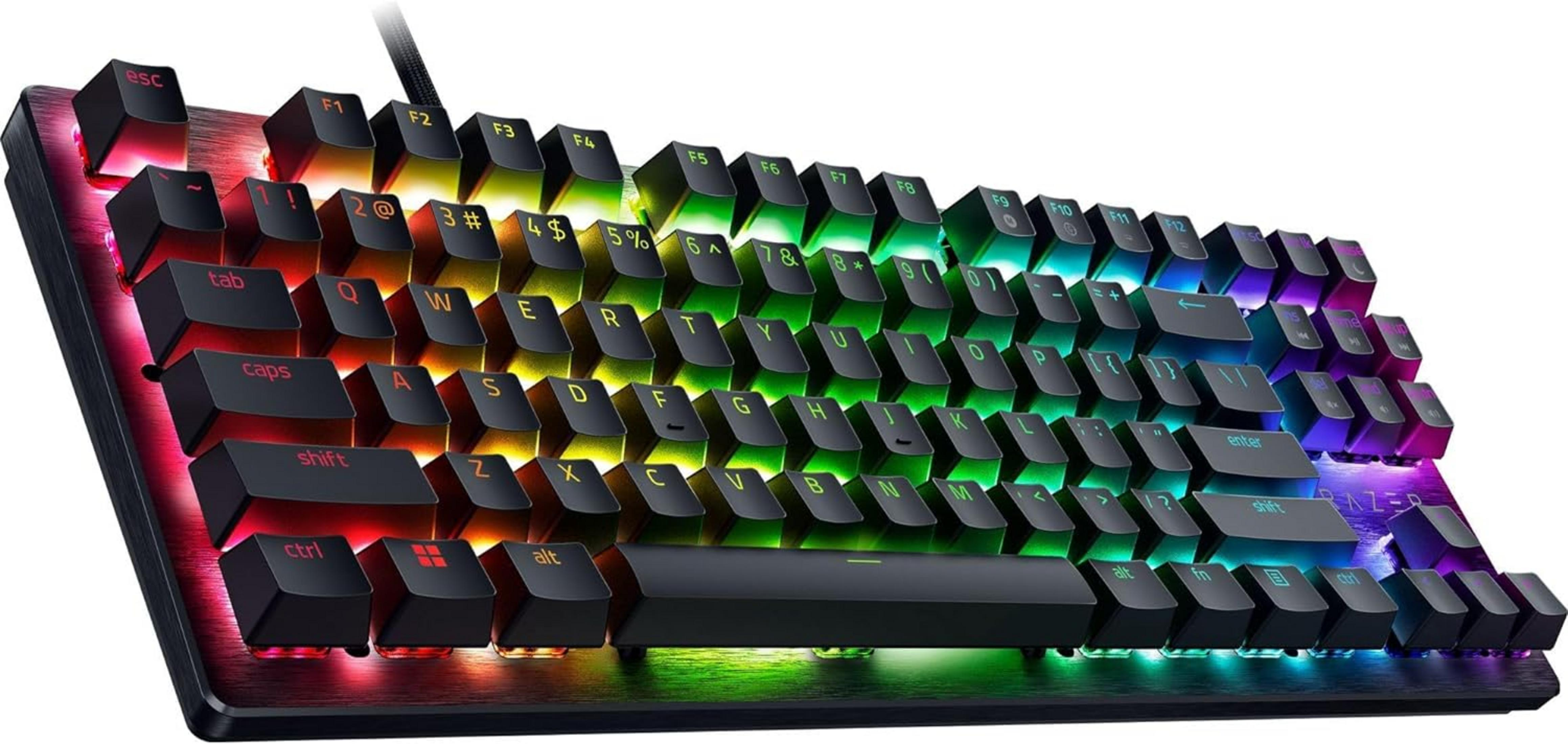 Una tastiera nera con illuminazione RGB, che passa dal rosso al verde al blu.
