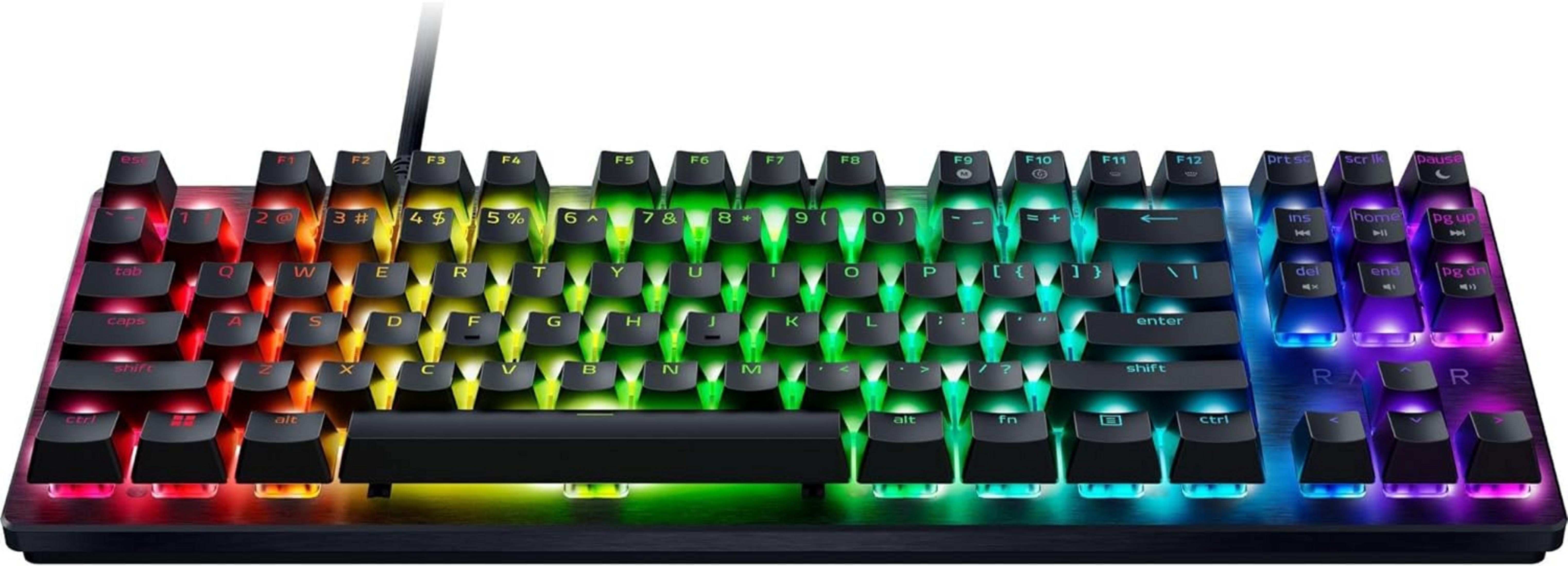 Una tastiera gaming nera con retroilluminazione RGB personalizzabile su tutti i tasti.