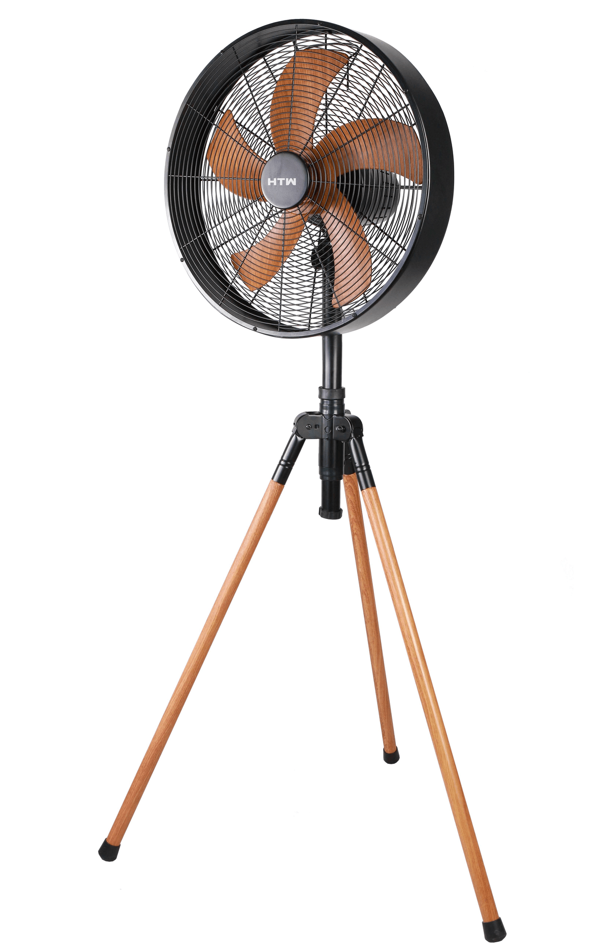 Un ventilador negro con aspas de madera sobre un trípode con patas de madera.