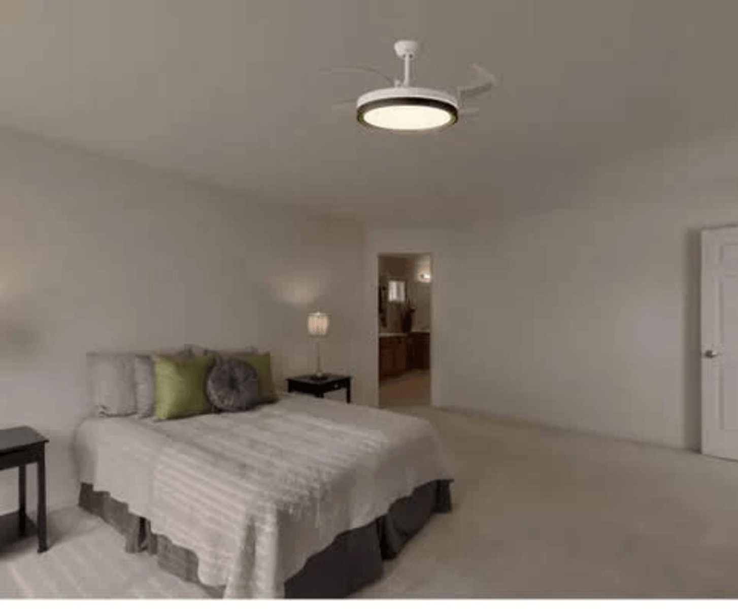 Un dormitorio con cama, mesitas de noche, ventilador de techo y puerta.