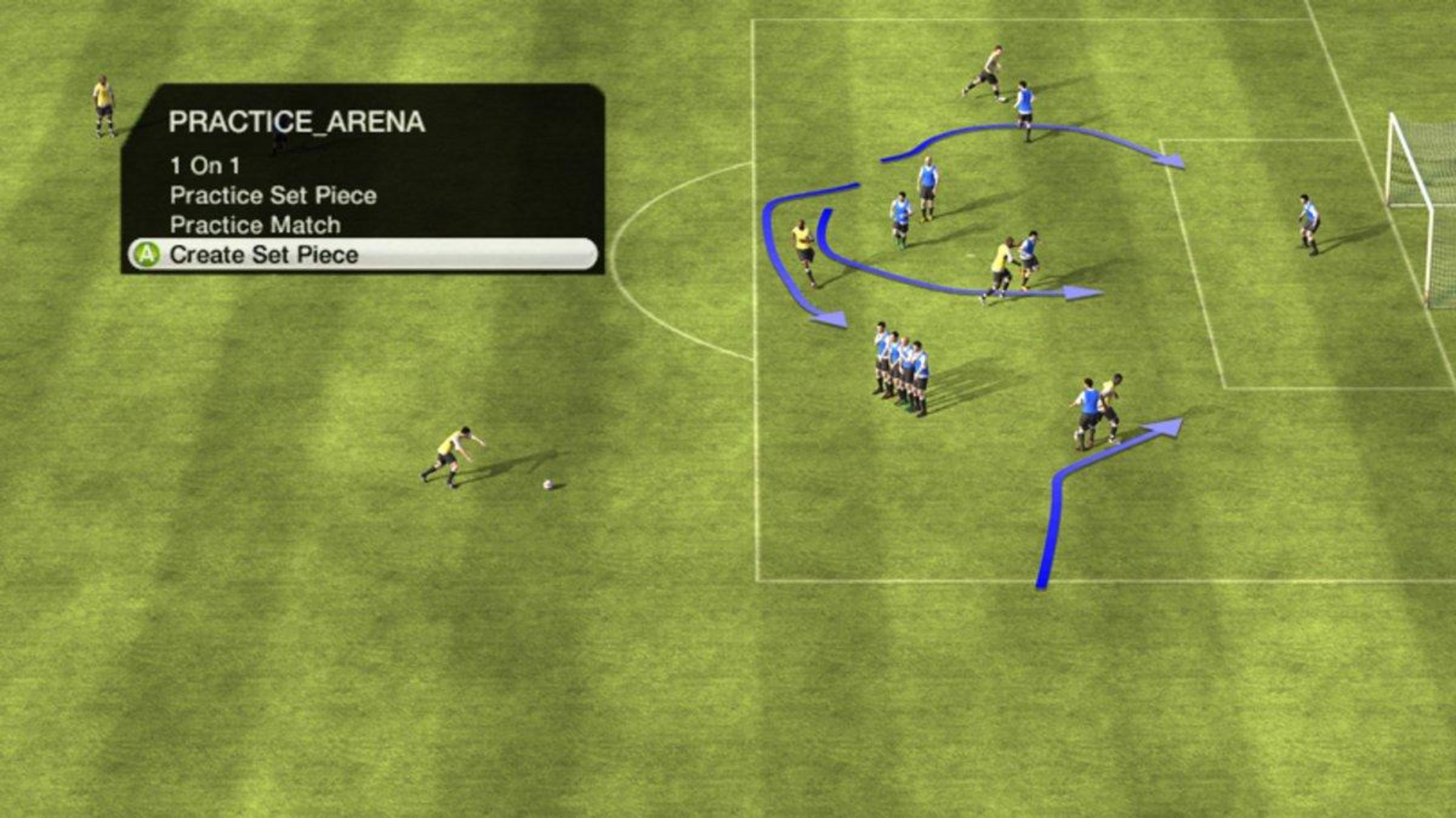 Escena de práctica de fútbol con jugadores y flechas azules indicando jugadas.