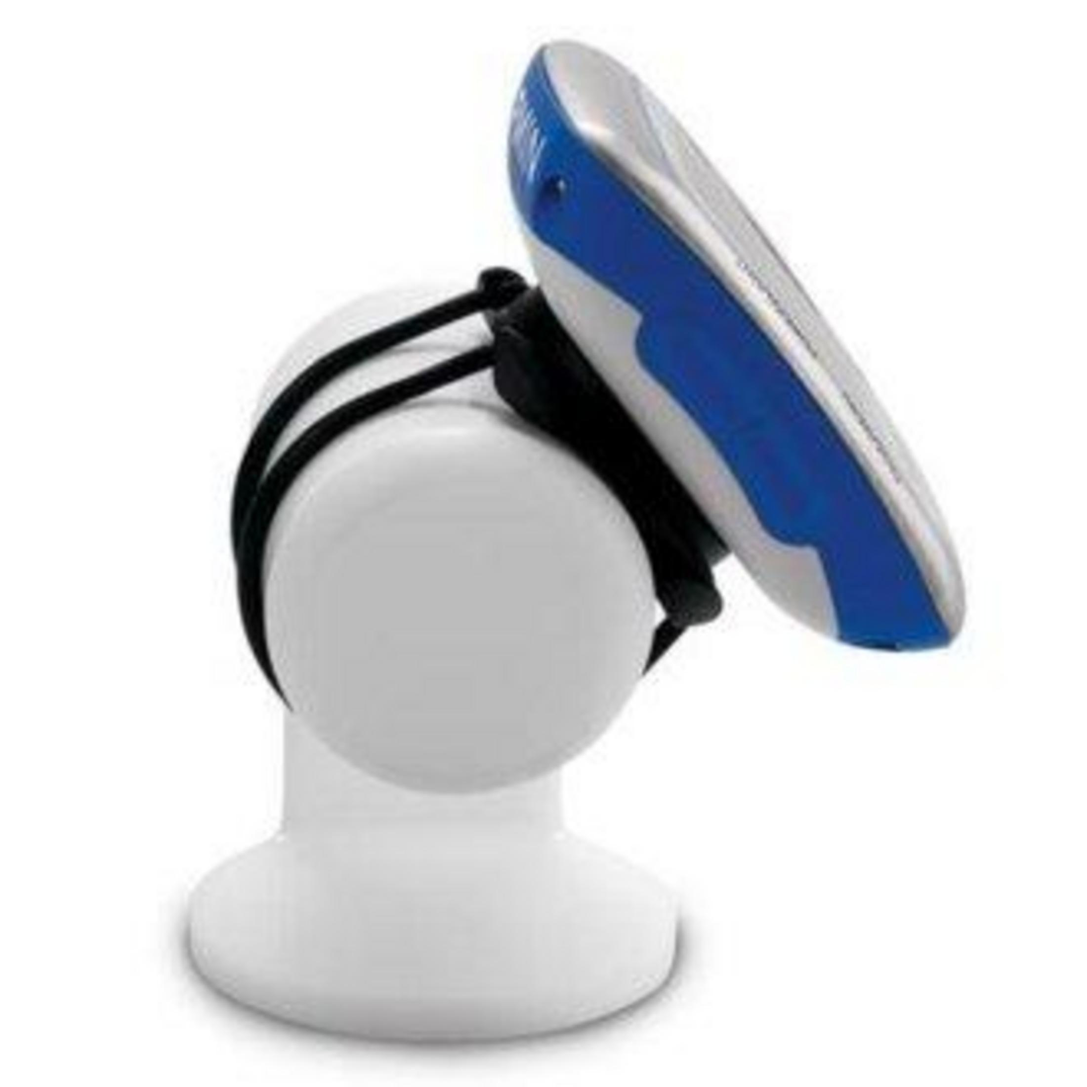 Un dispositivo GPS blu e argento è attaccato a un supporto bianco.