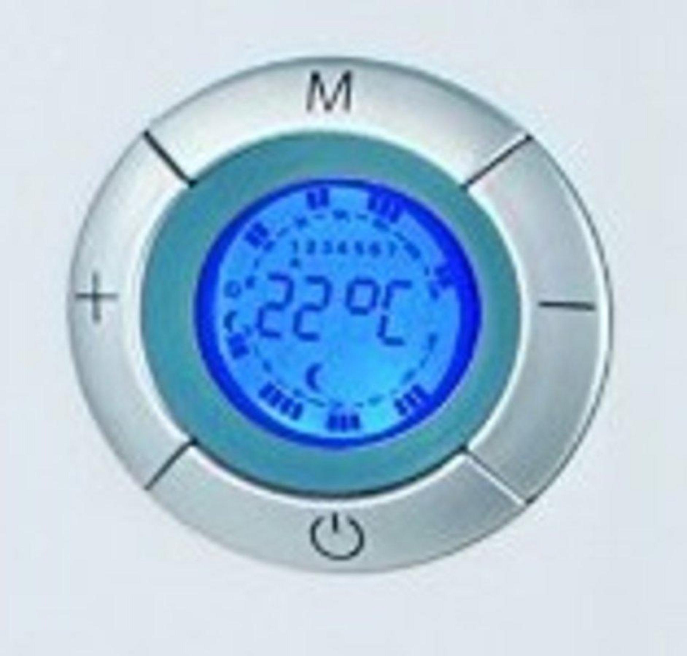 Un termostato mostra 22 gradi Celsius, con pulsanti più, meno, modalità e accensione.