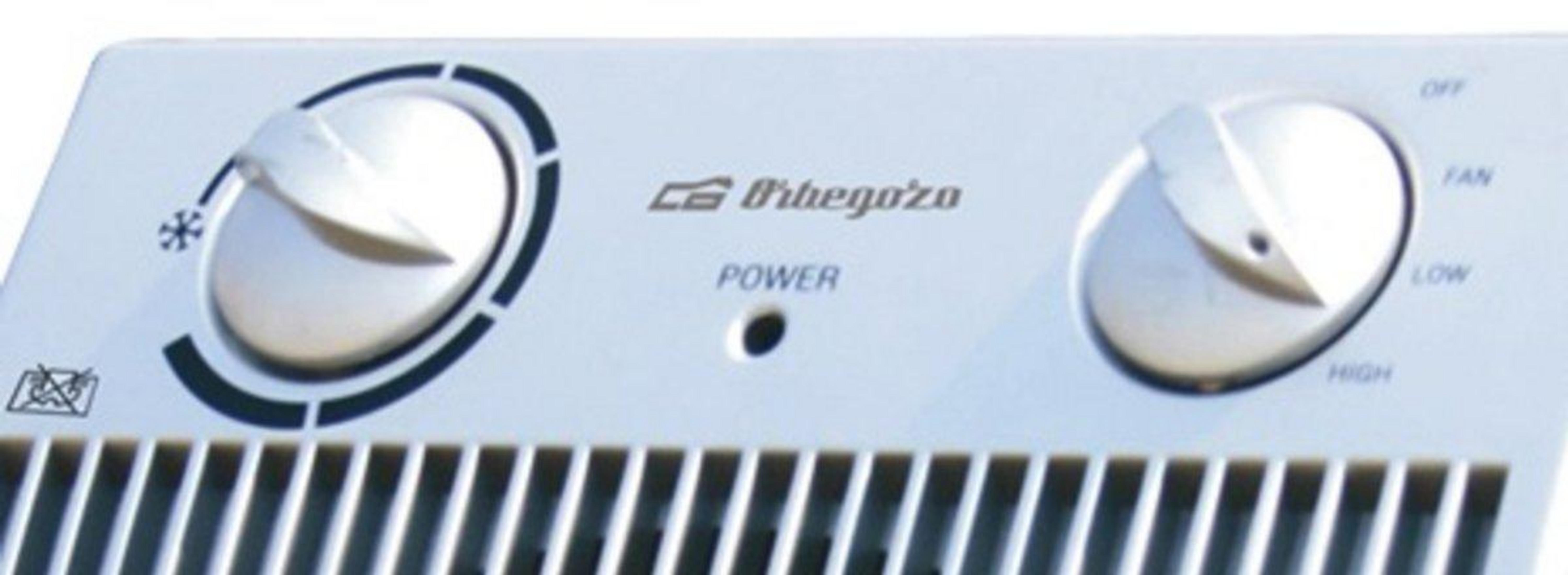 Primer plano de un panel de control de ventilador blanco con dos perillas y rejillas.