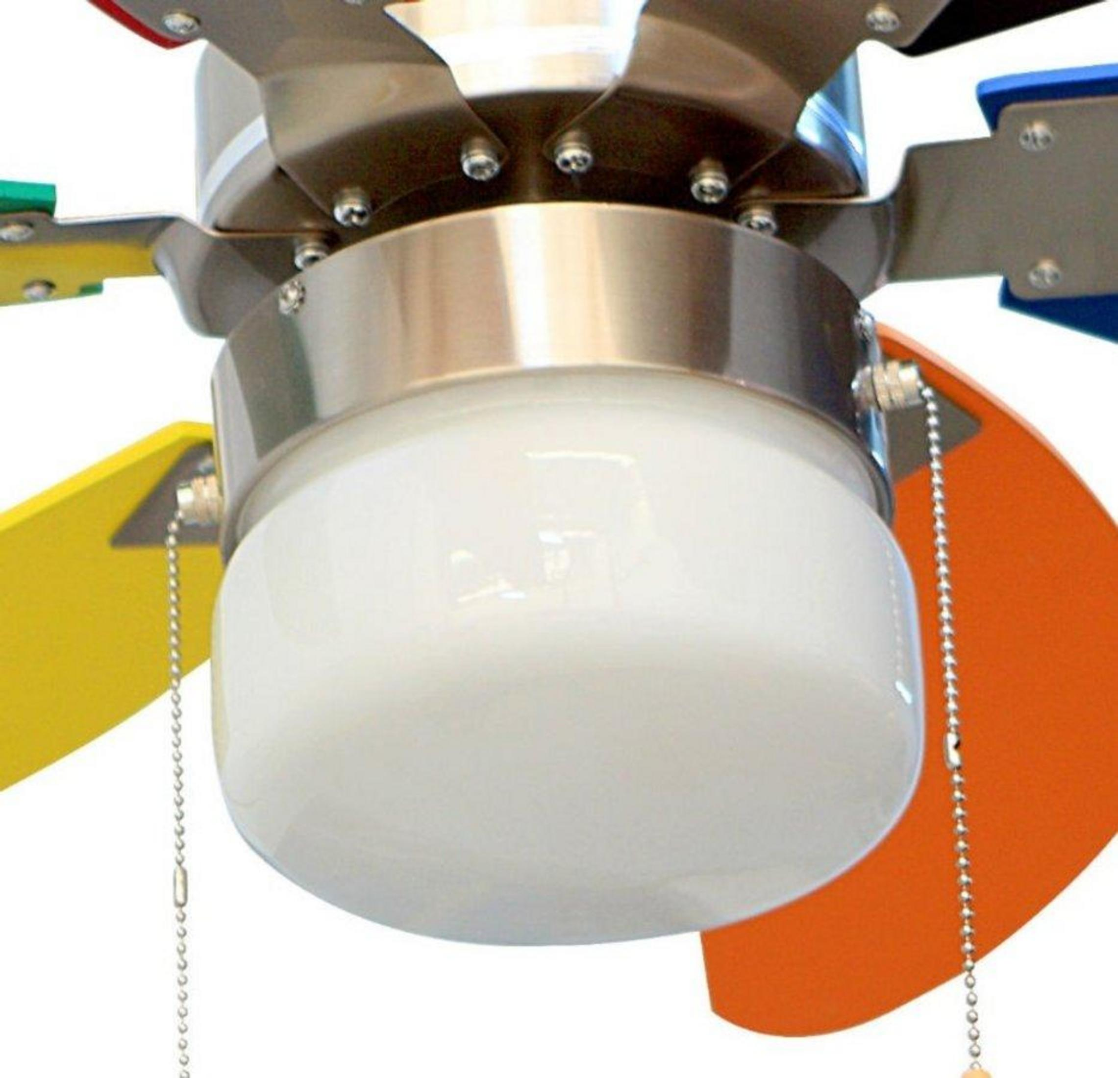 Primo piano di un ventilatore da soffitto colorato con lampada bianca e pale in metallo.