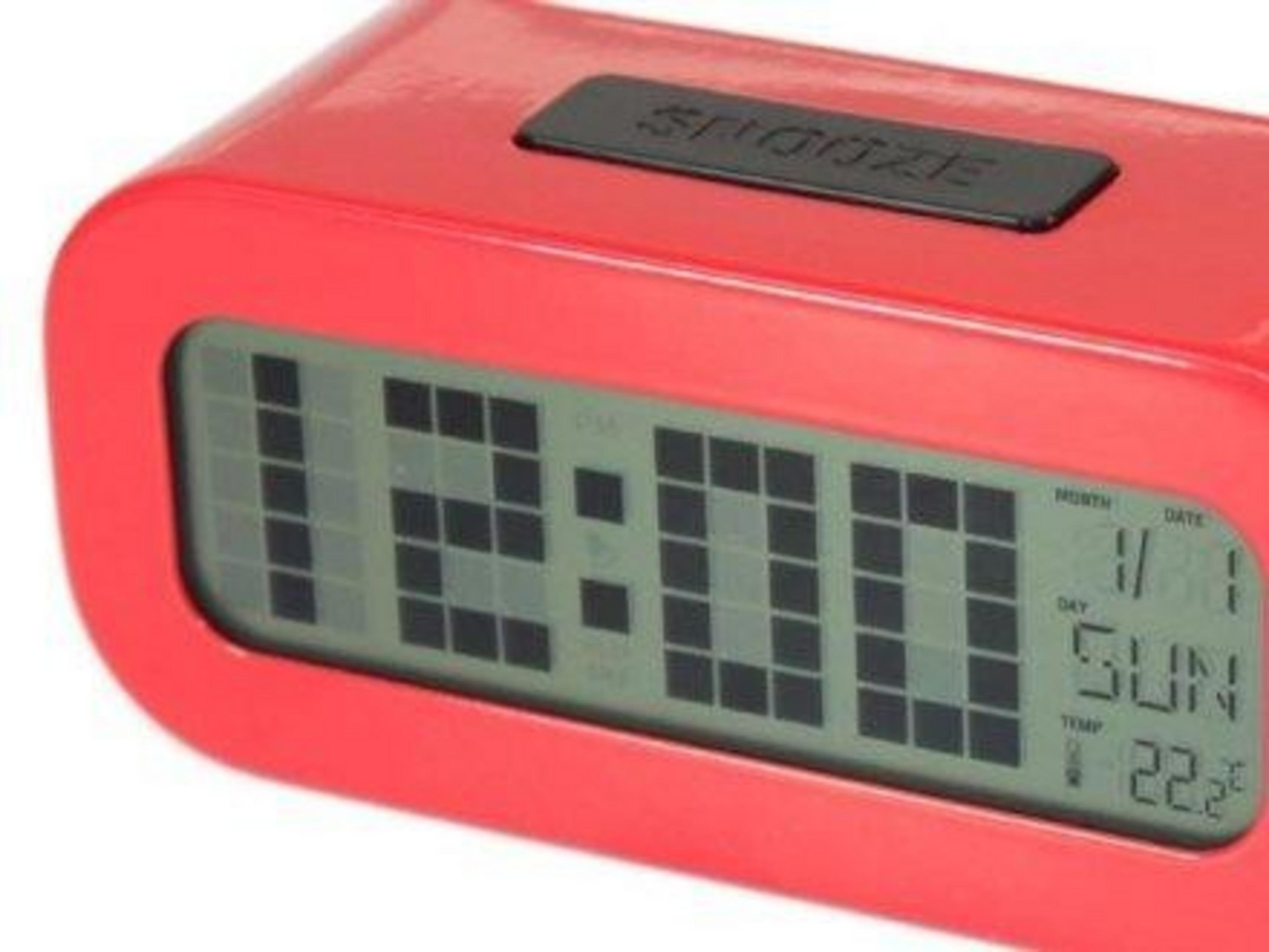 Sveglia rossa mostra 12:00, data e 22,2°C. Pulsante snooze in alto.