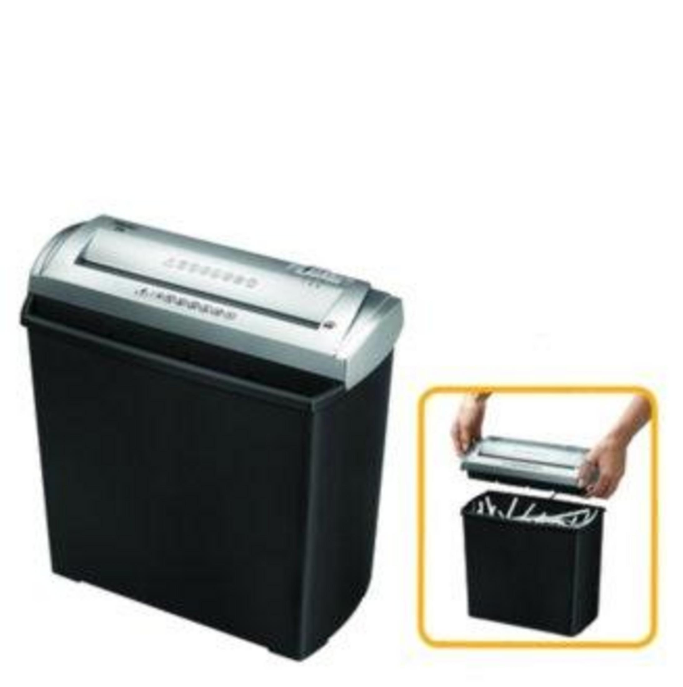 Una trituradora de papel negra con parte superior plateada y un inserto.