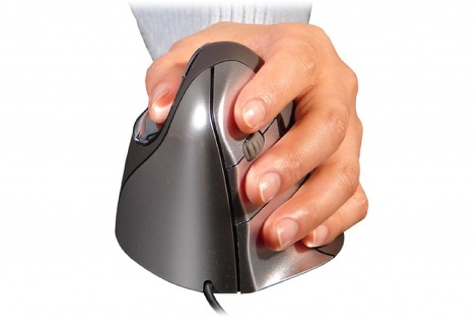 Eine Hand hält eine ergonomische Maus mit den Fingern auf den Tasten.