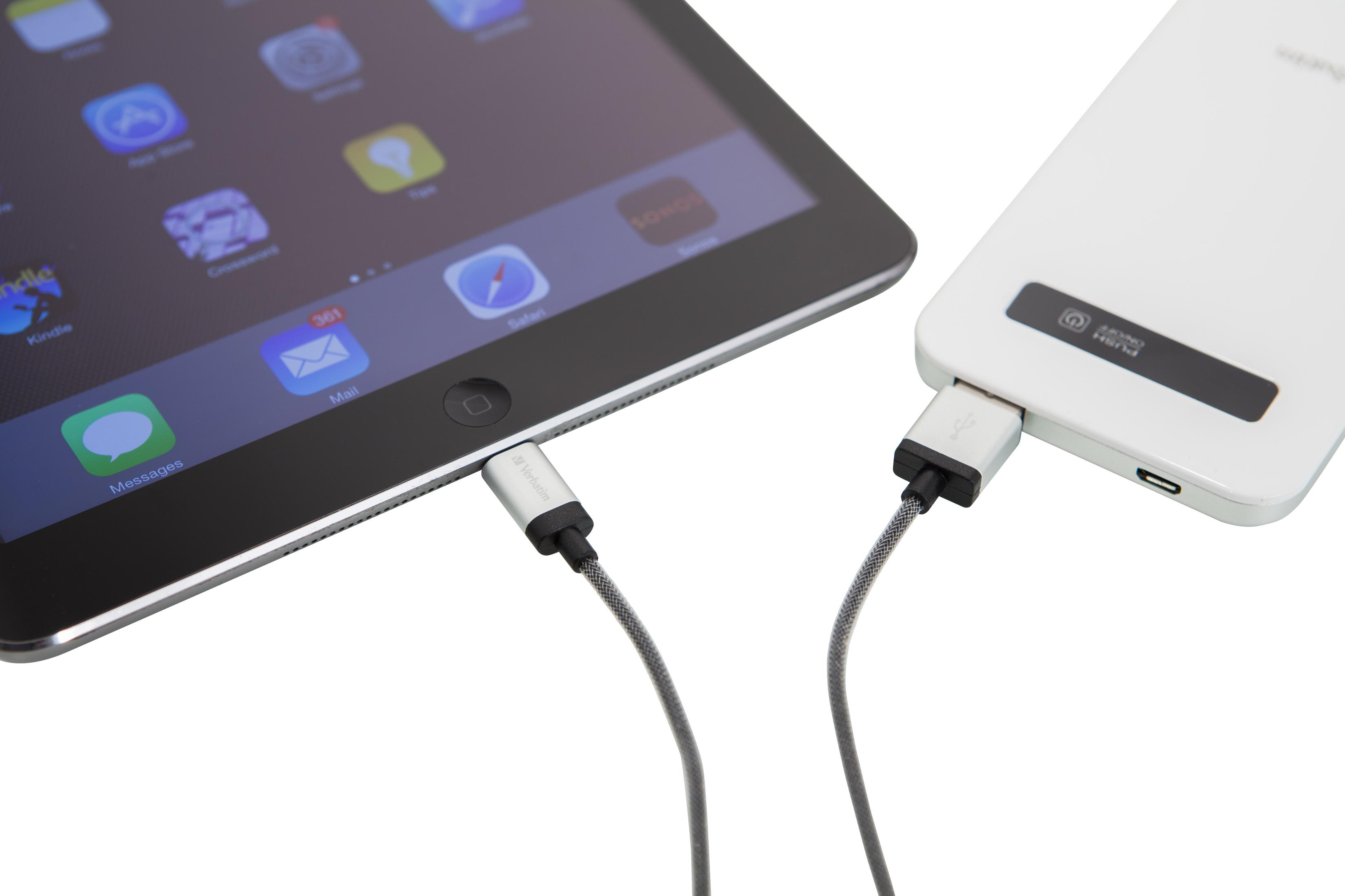 Ein Tablet ist mit einem weißen externen Akku über USB-Kabel verbunden.