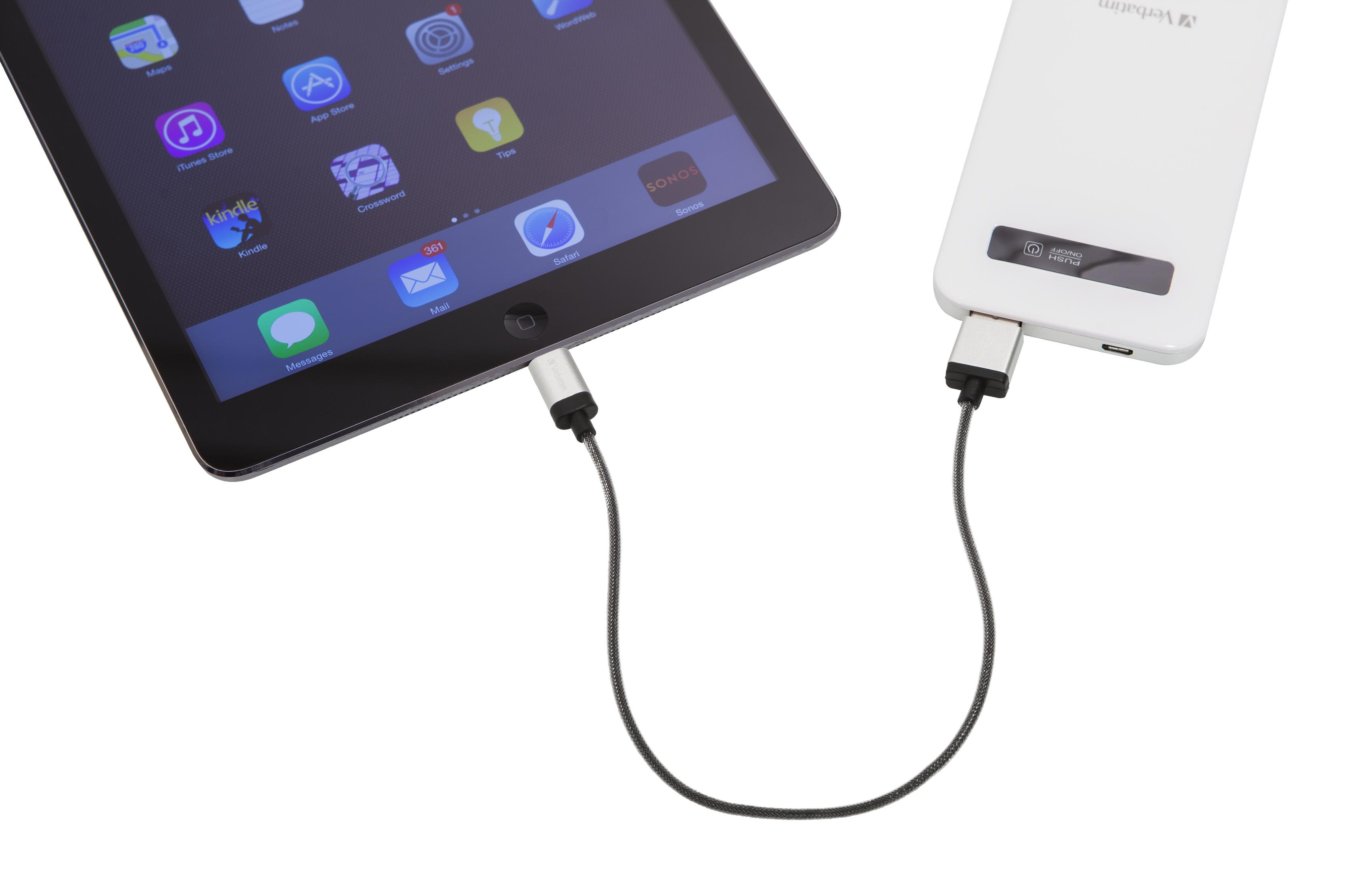 Ein Tablet und ein weißes Ladegerät sind durch ein Kabel verbunden.