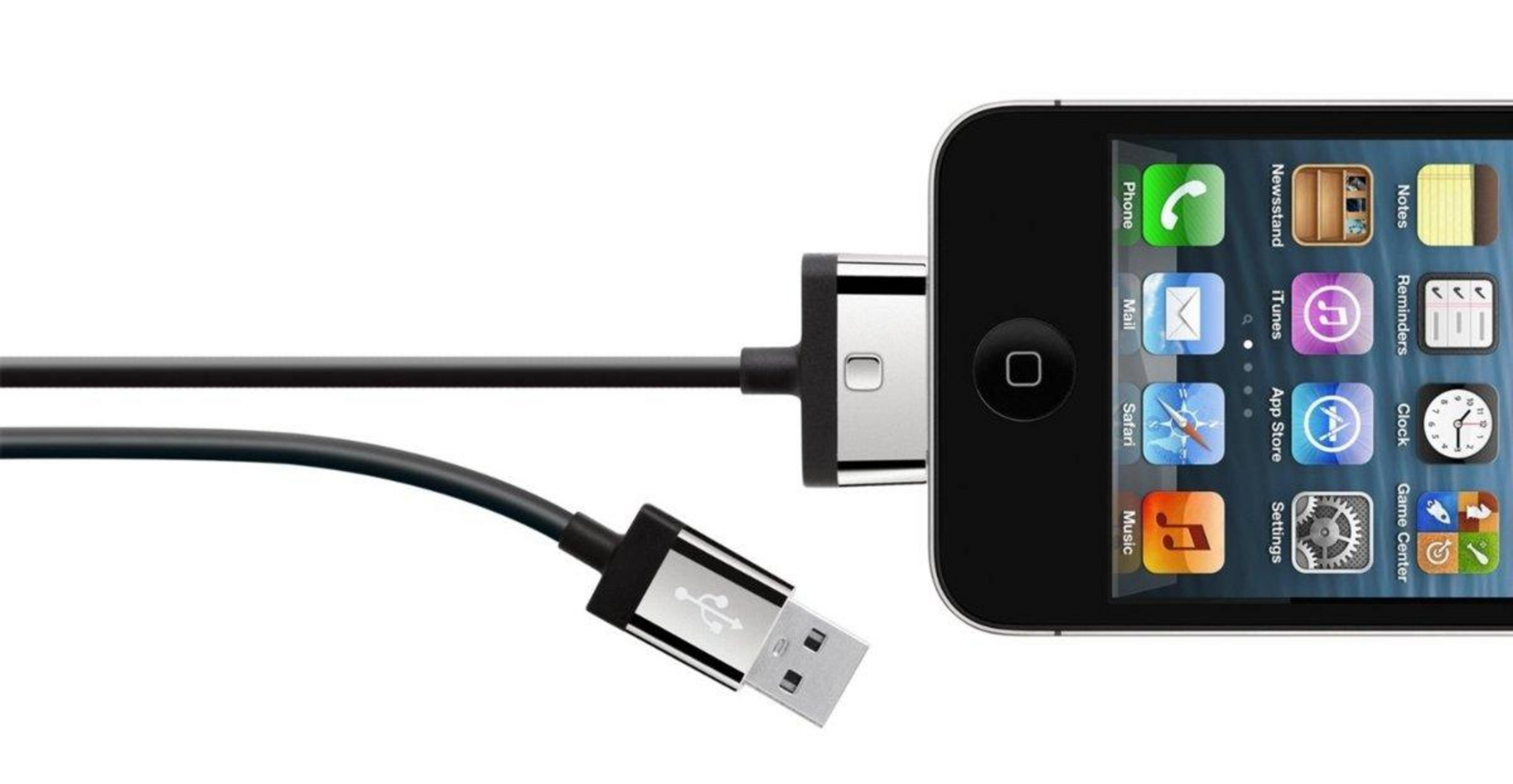 Un iPhone nero è collegato a un cavo di ricarica USB su sfondo bianco.