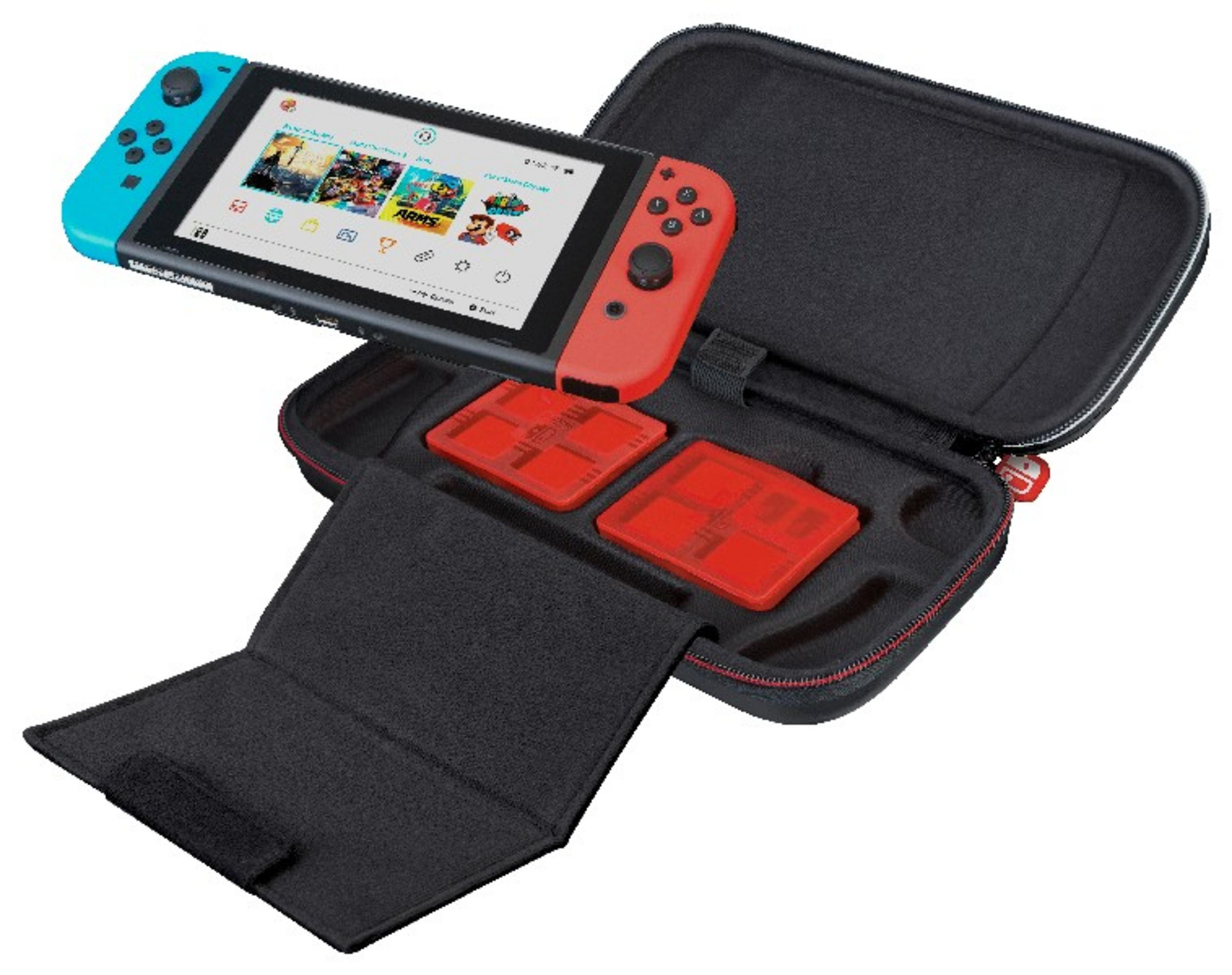 Nintendo Switch con mandos azul y rojo en un estuche negro abierto con soportes rojos.