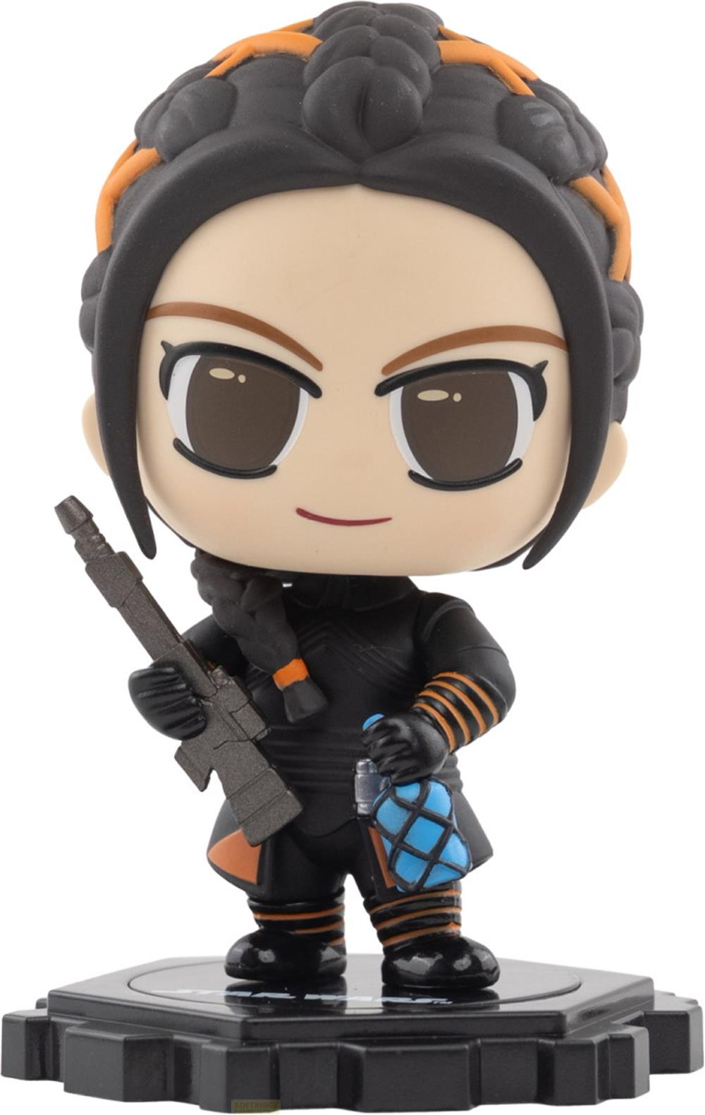 Eine Chibi-Figur einer Frau in Schwarz mit orangefarbenen Akzenten, die ein Gewehr und eine blaue Tasche hält.