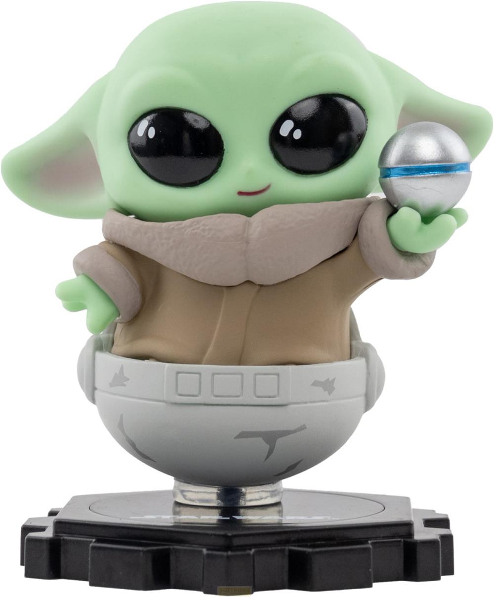 Baby Yoda Figur in braunem Gewand hält silberne Kugel mit blauem Streifen. Weißer Sockel.