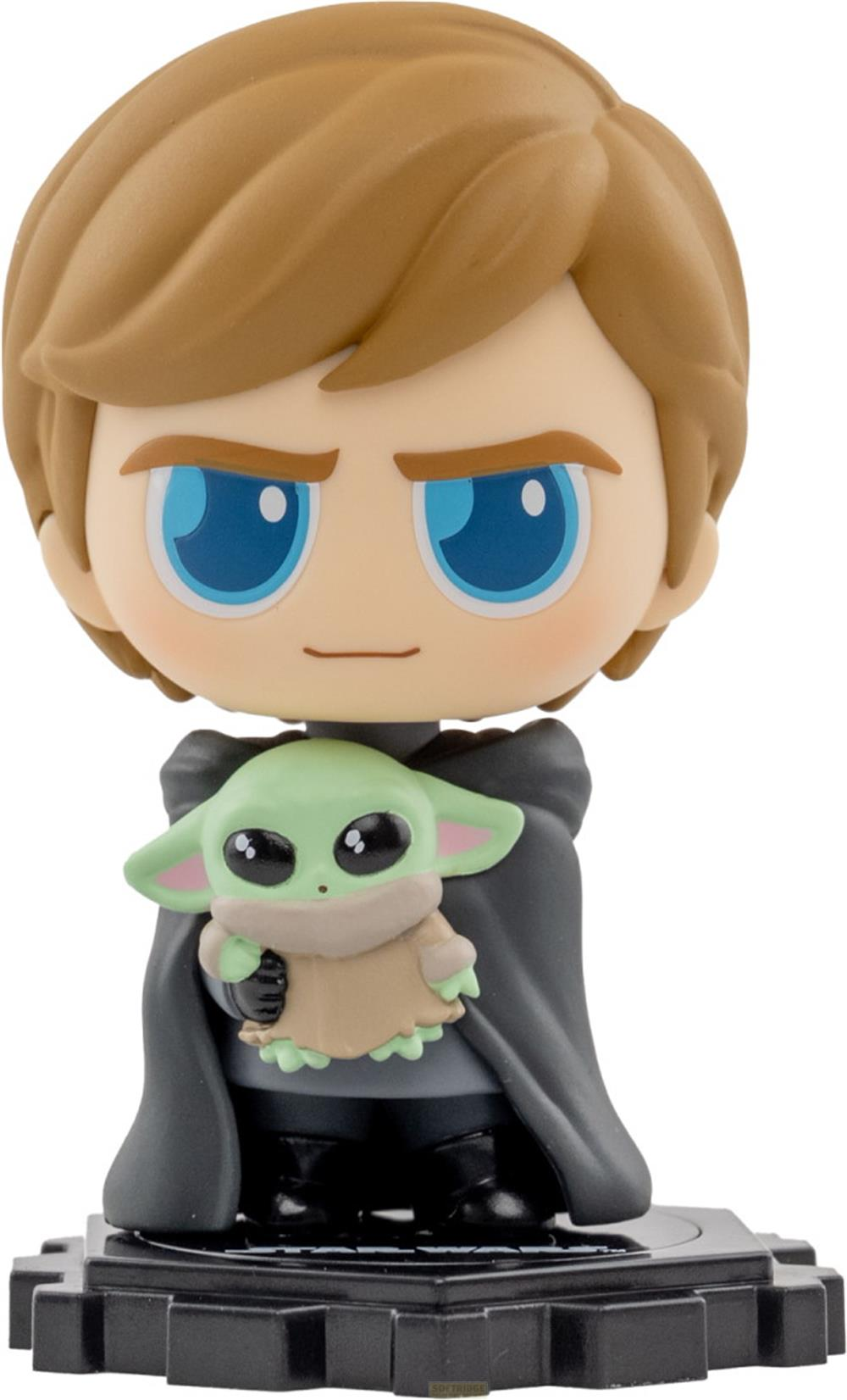 Eine Figur von Luke Skywalker, der Grogu in einem Umhang hält, auf einem schwarzen Sockel.