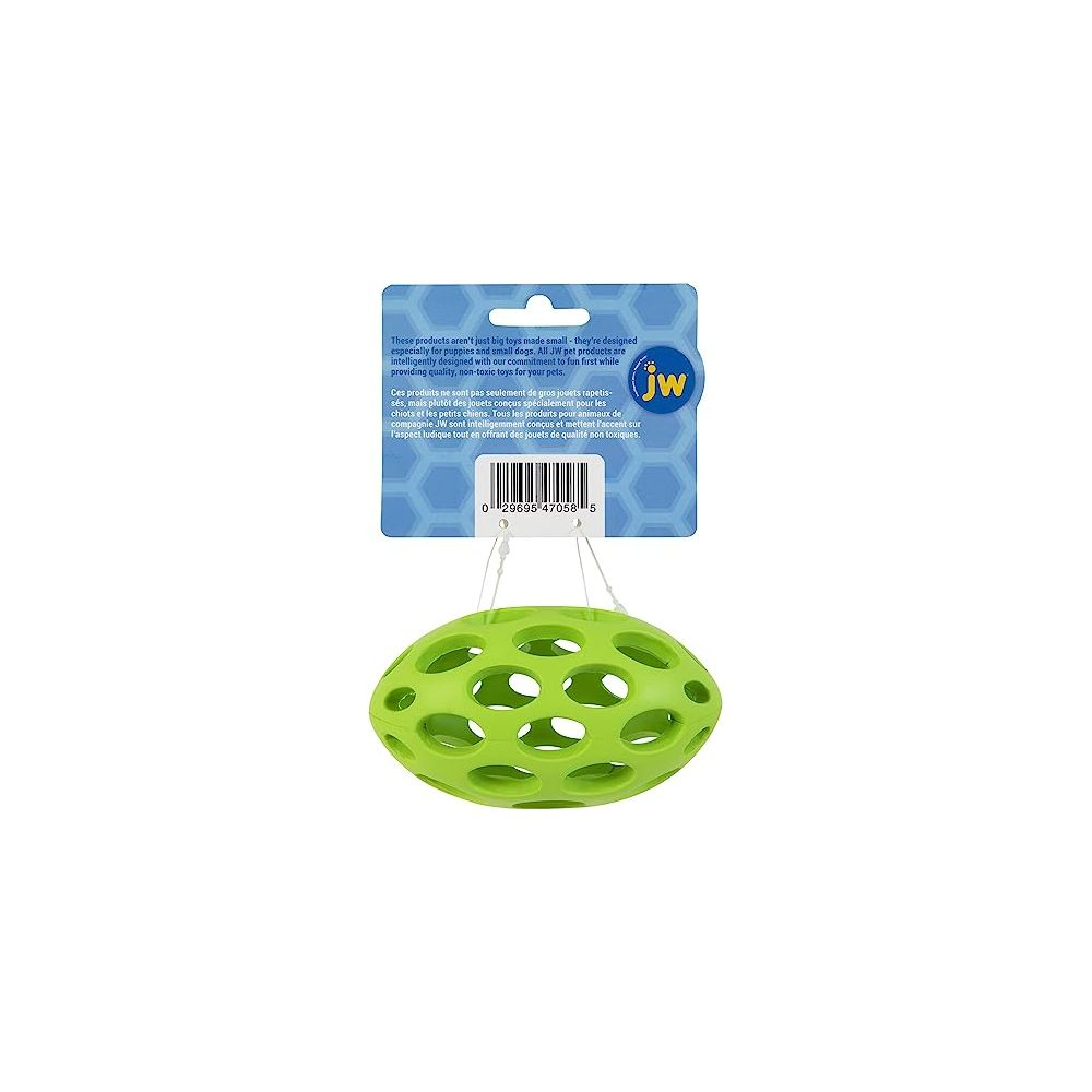 Ein grüner, ovaler Hundespielzeug mit vielen Löchern, hängt an Schnüren.