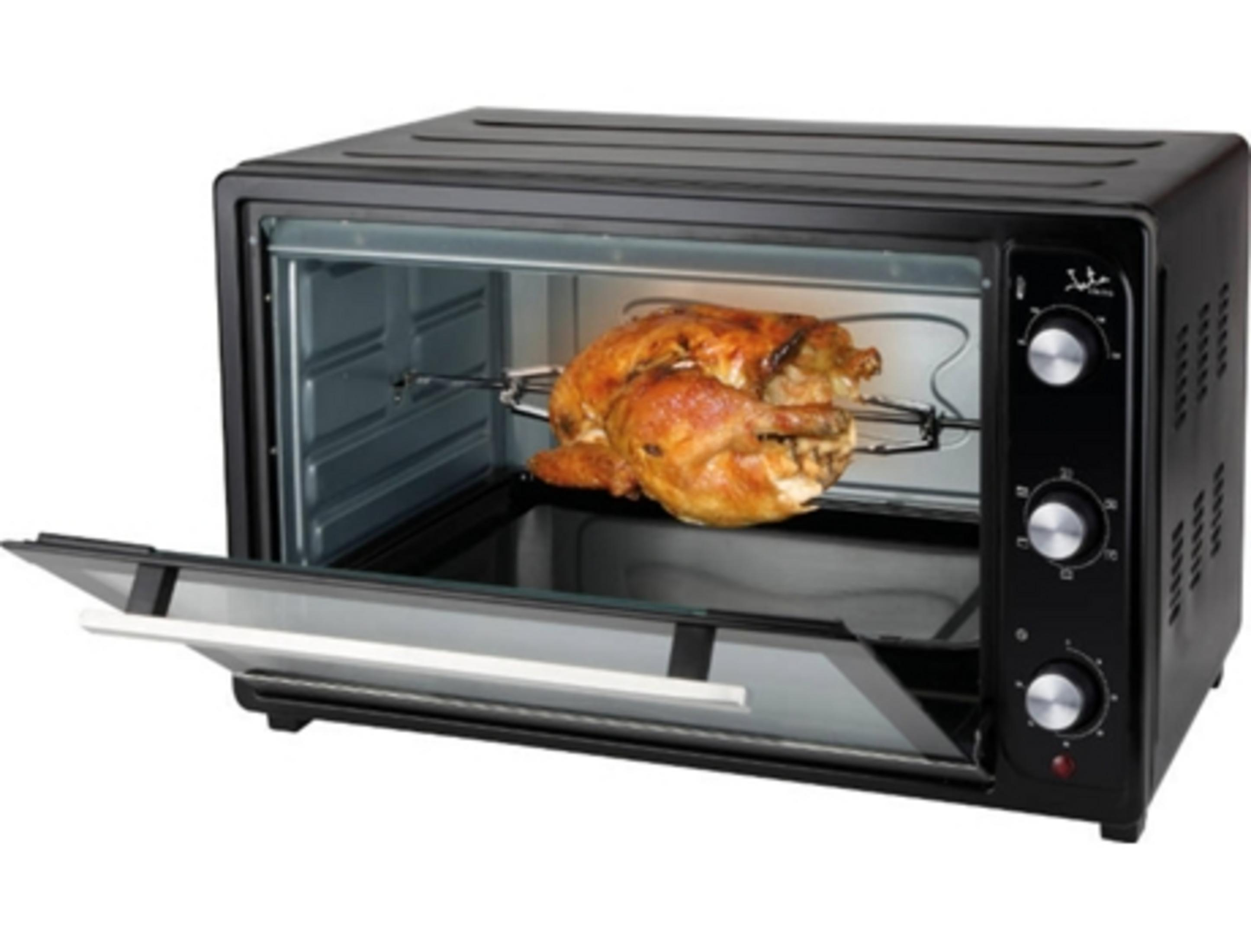 Un pollo asado gira en un asador dentro de un horno negro con la puerta abierta.