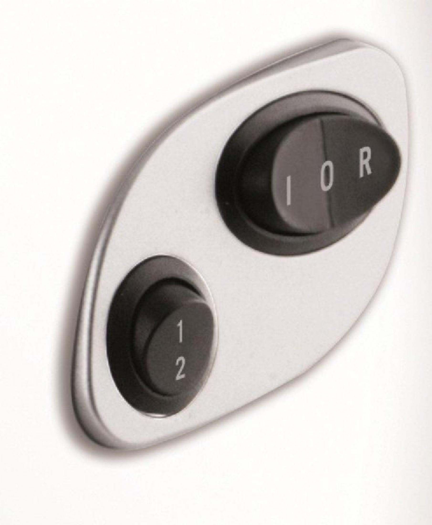 Un interruttore a bilanciere argentato con due pulsanti. I/O/R e 1/2.