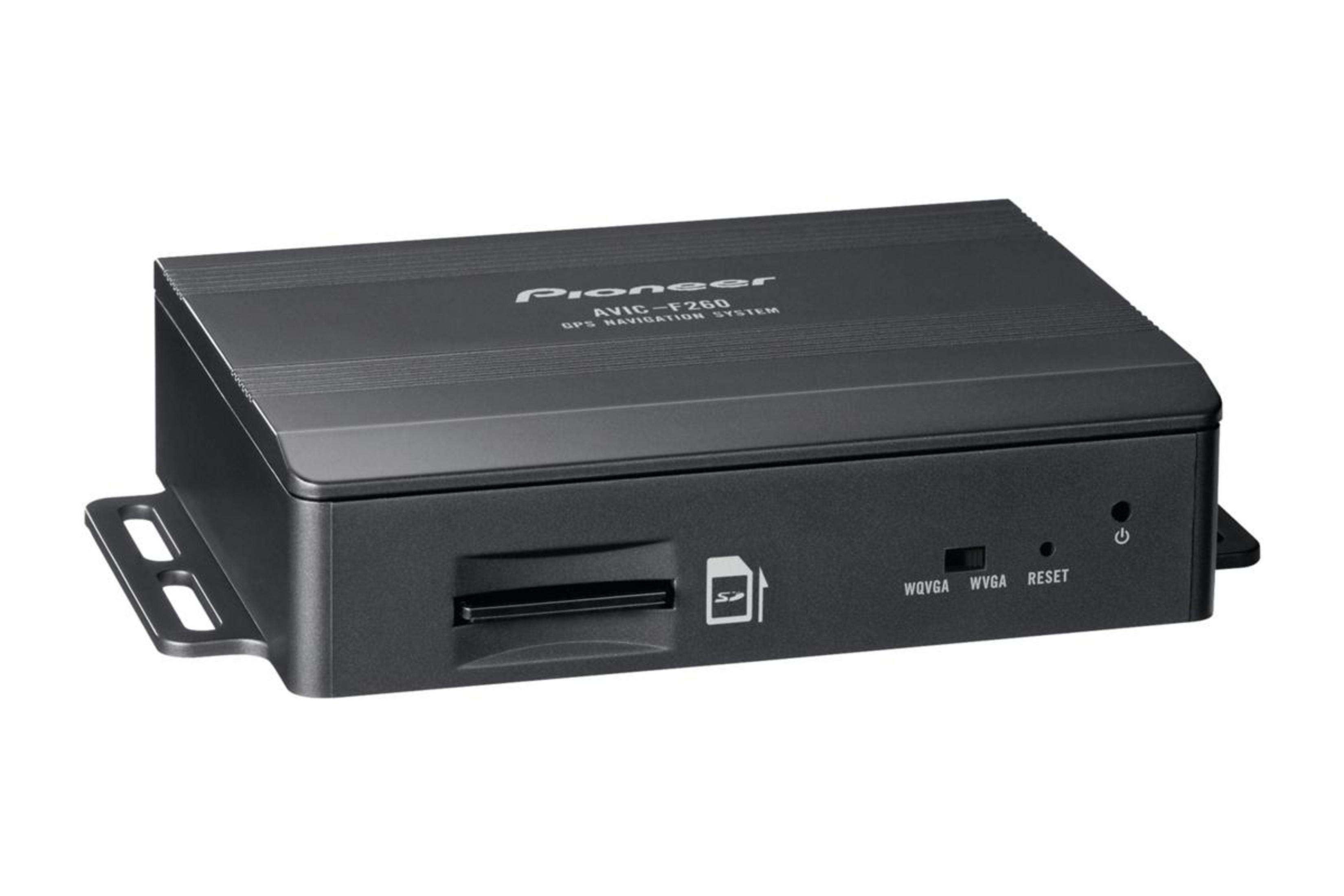 Ein schwarzes Pioneer AVIC-F260 GPS-Navigationssystem mit SD-Kartenslot und Tasten.