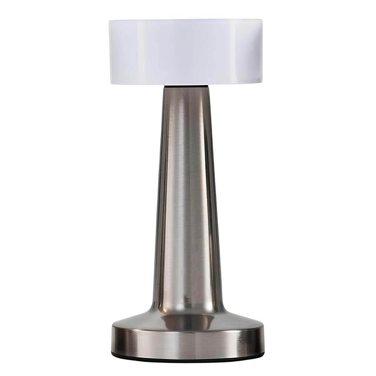 Una lámpara plateada moderna y elegante con pantalla blanca se alza sobre fondo blanco.
