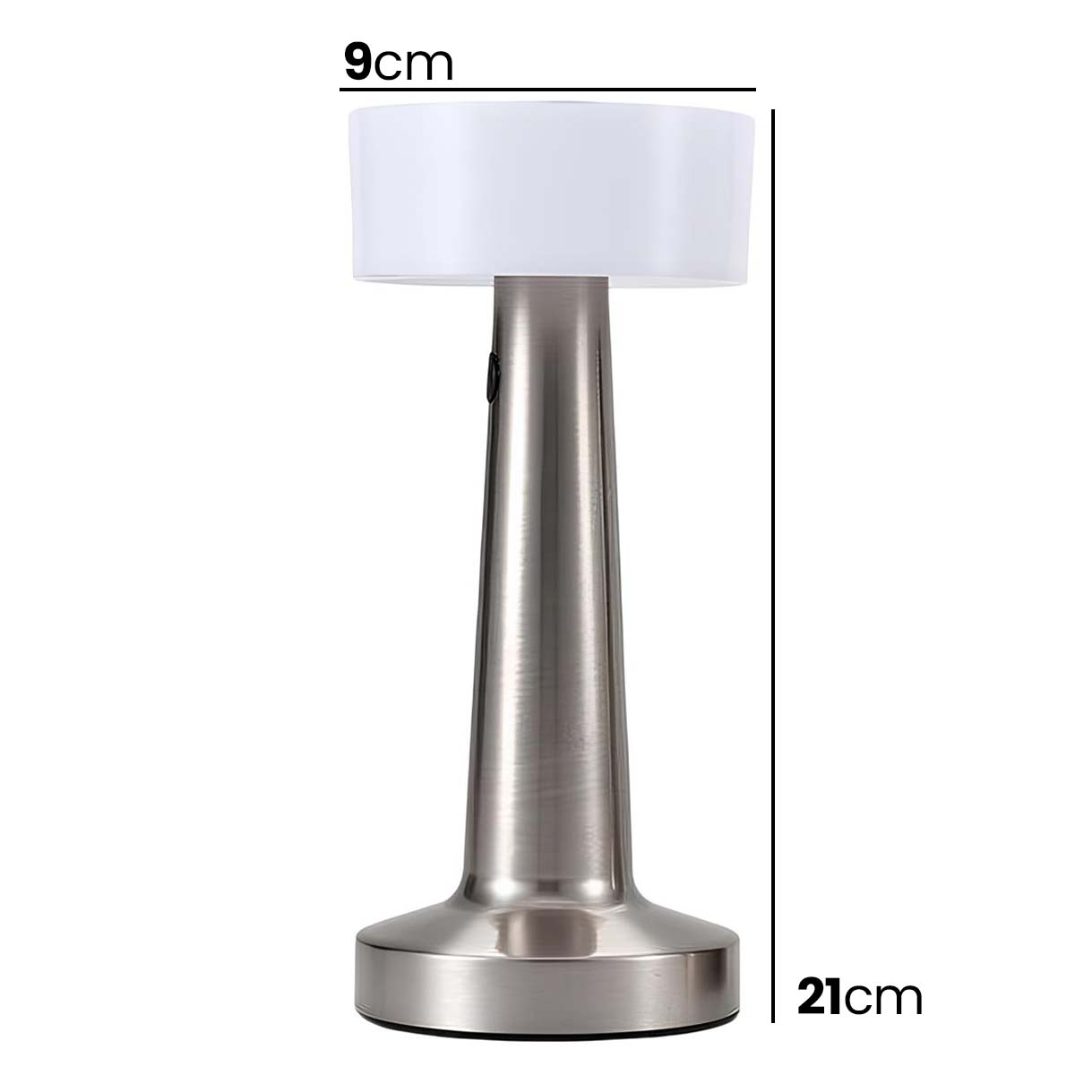 Una elegante lámpara de mesa plateada con pantalla blanca, mide 9cm x 21cm.