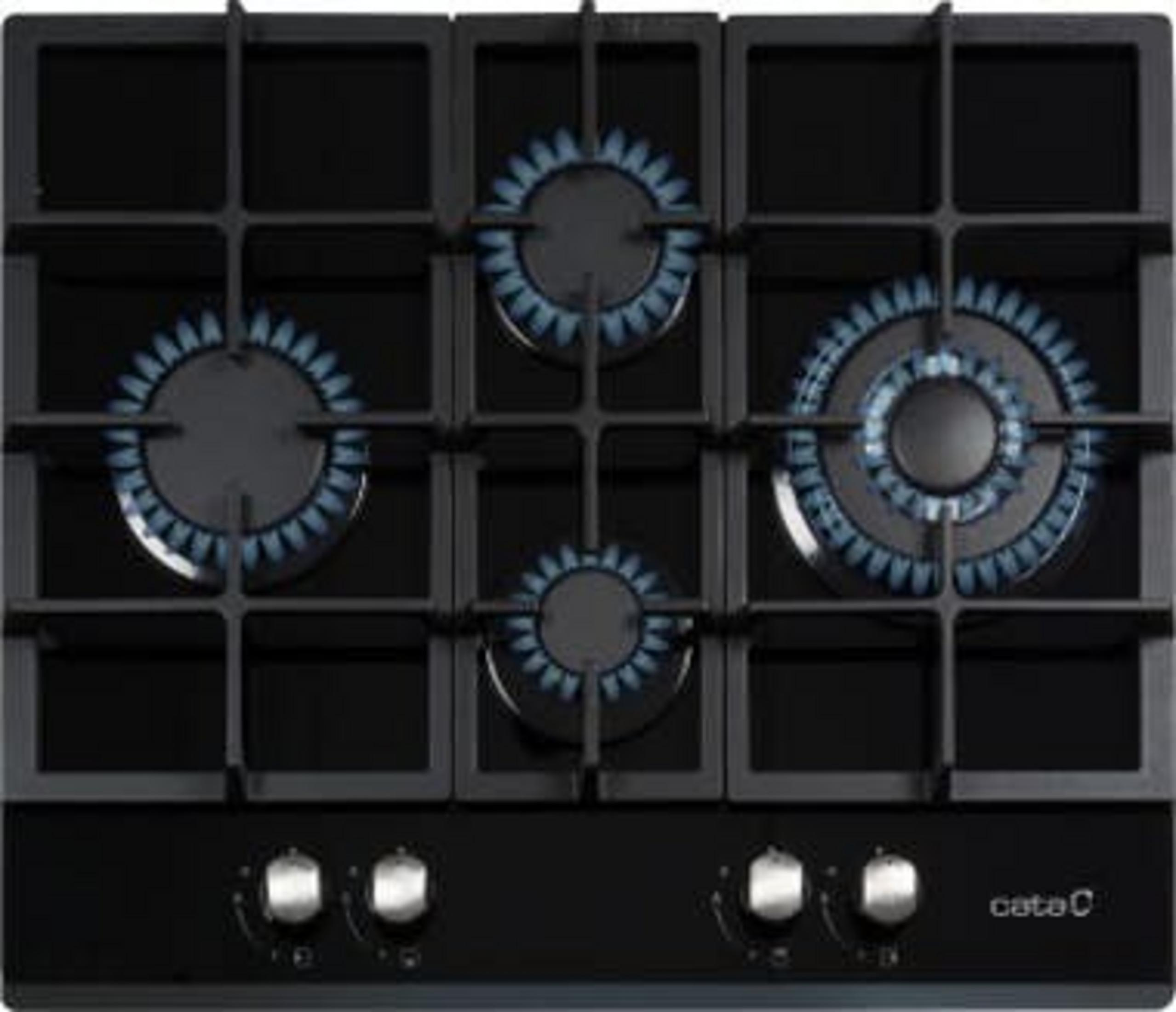 Placa de gas negra con cuatro quemadores, tres con llamas azules activas.